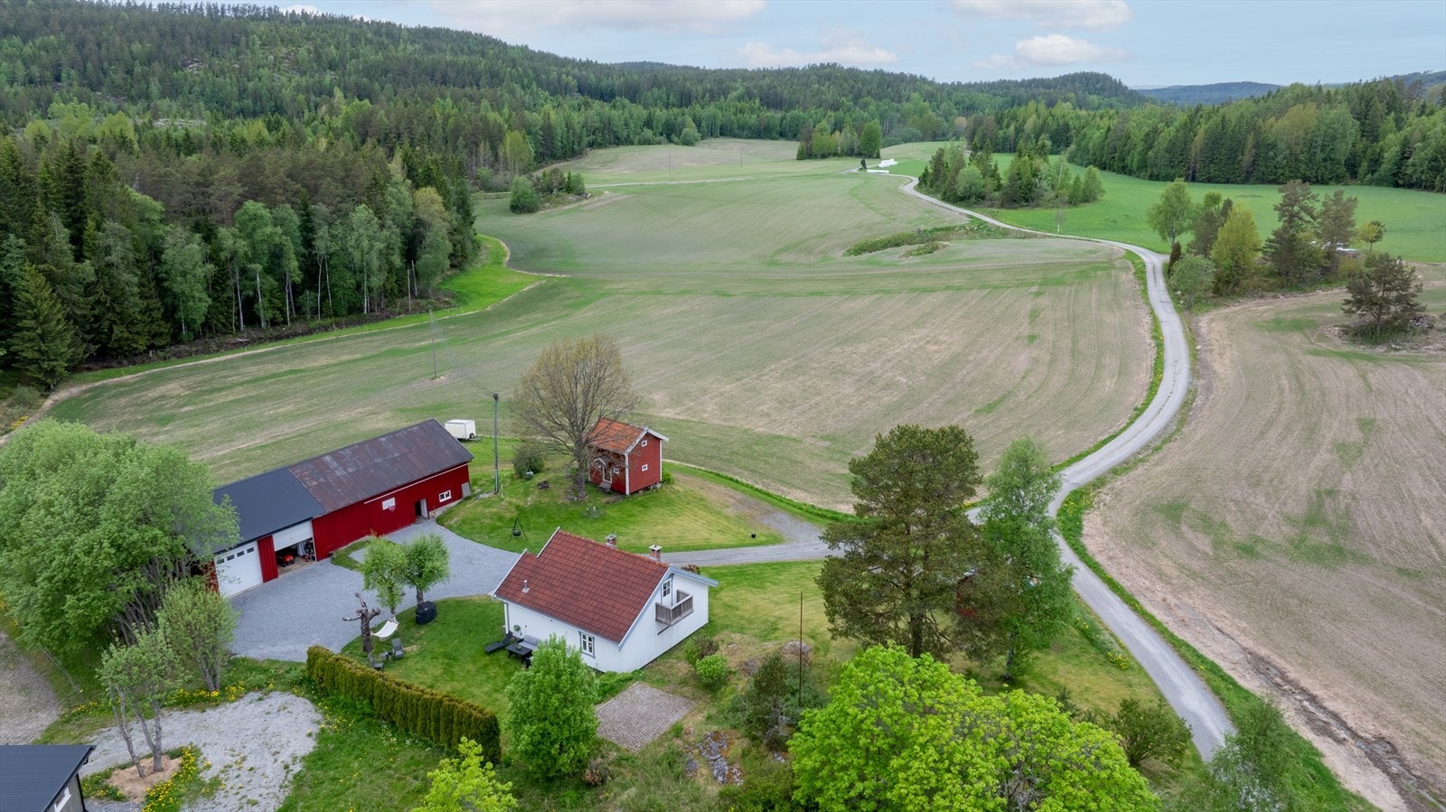 Videre har du et tradisjonelt stabbur, hundehus og en stor låve med isolert dobbelgarasje. Galleribilde