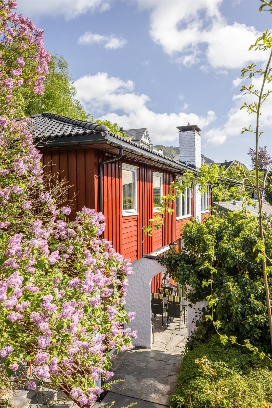- Sjarmerende enebolig over to etasjer med innholdrik planløsning og populær beliggenhet - Galleribilde