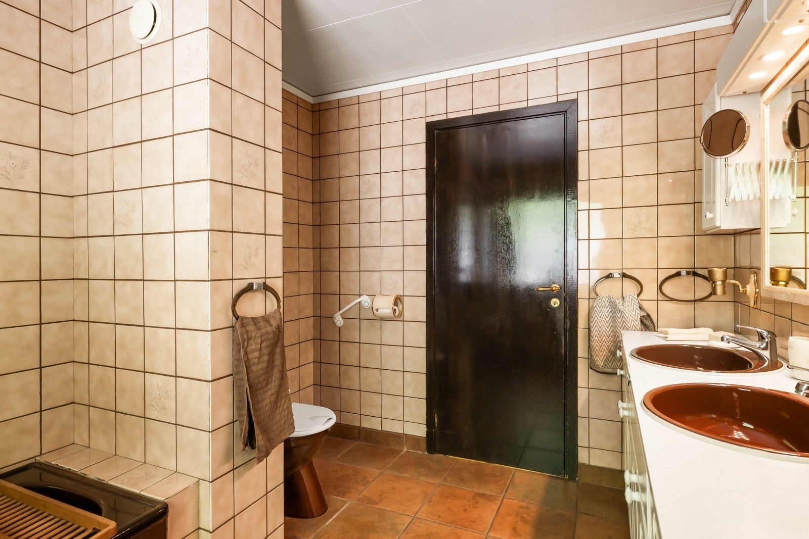 - På badet er det innredet med både toalett, badekar, dobbelservant og skap med profilerte fronter - Galleribilde