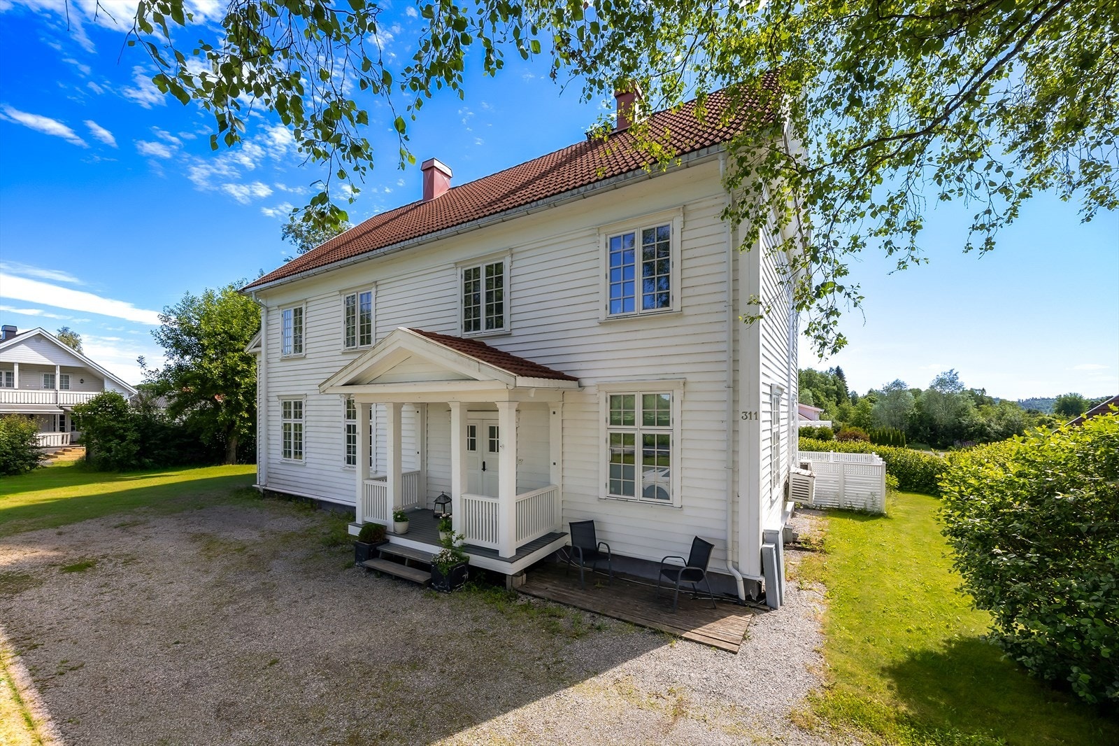 Leiligheten ligger i 3. etasje i et eldre bygg fra 1913, som ble bygd om til tre leiligheter i 2002. Galleribilde