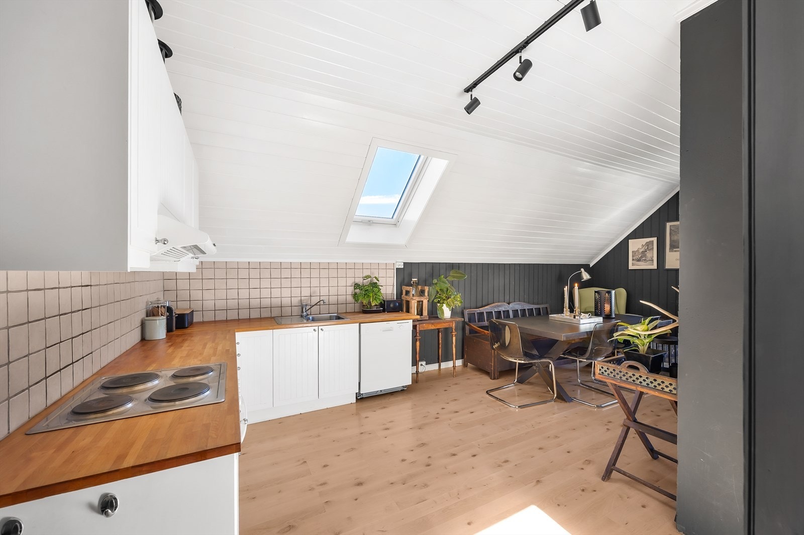 Leiligheten har en moderne og åpen stue- og kjøkkenløsning. Galleribilde