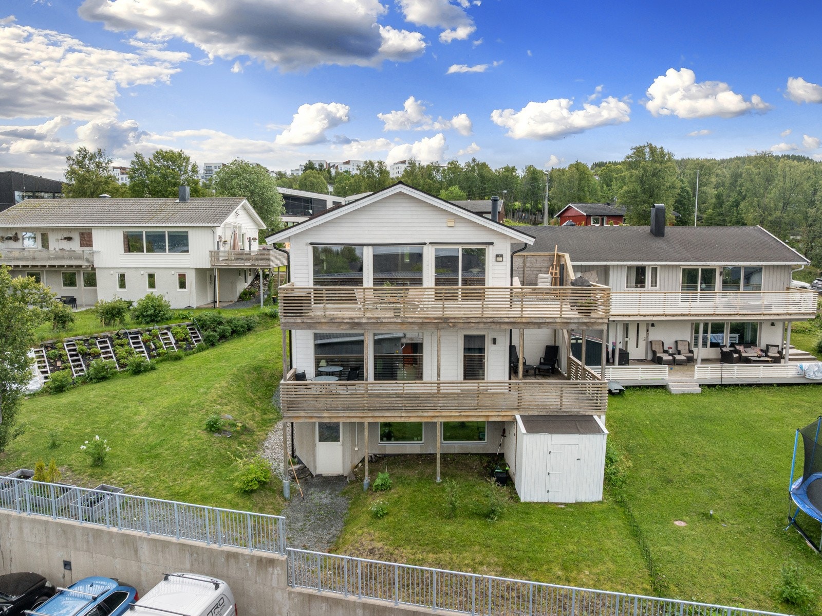Huset går over 3 plan og har fleksibel planløsning. Delt tomt og hage med nabo i nr 15.