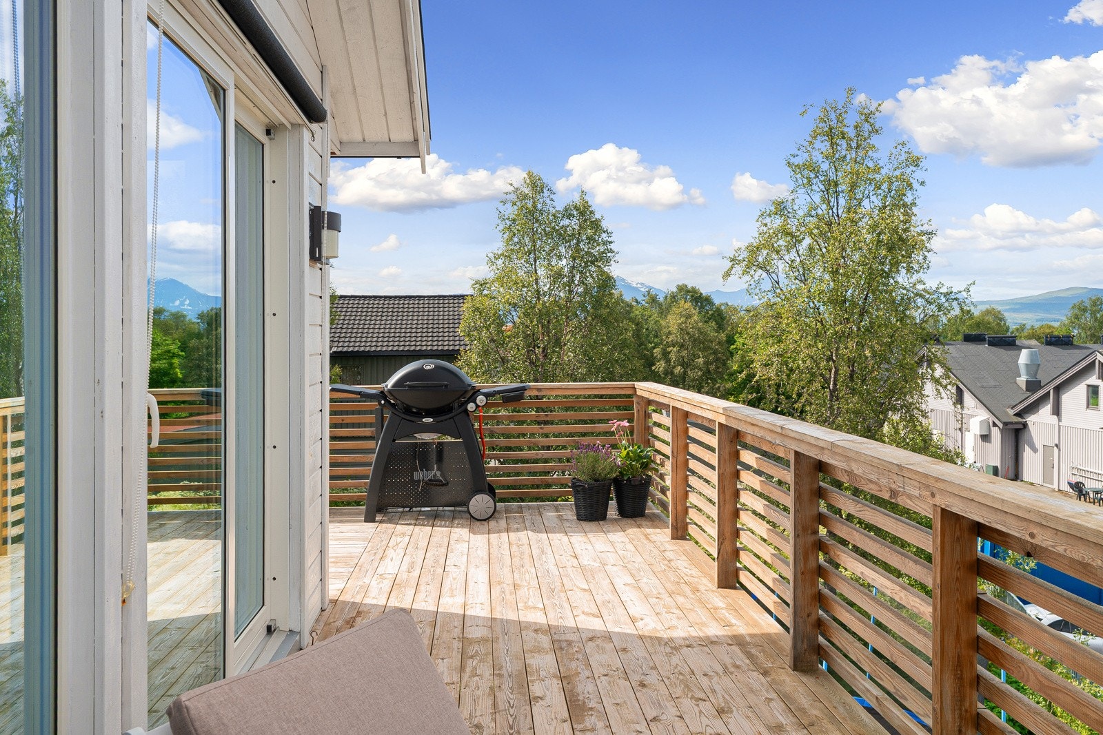 Utearealene fordeler seg både på den sørlige og nordlige delen av huset, i tillegg til en liten veranda den østlige delen.