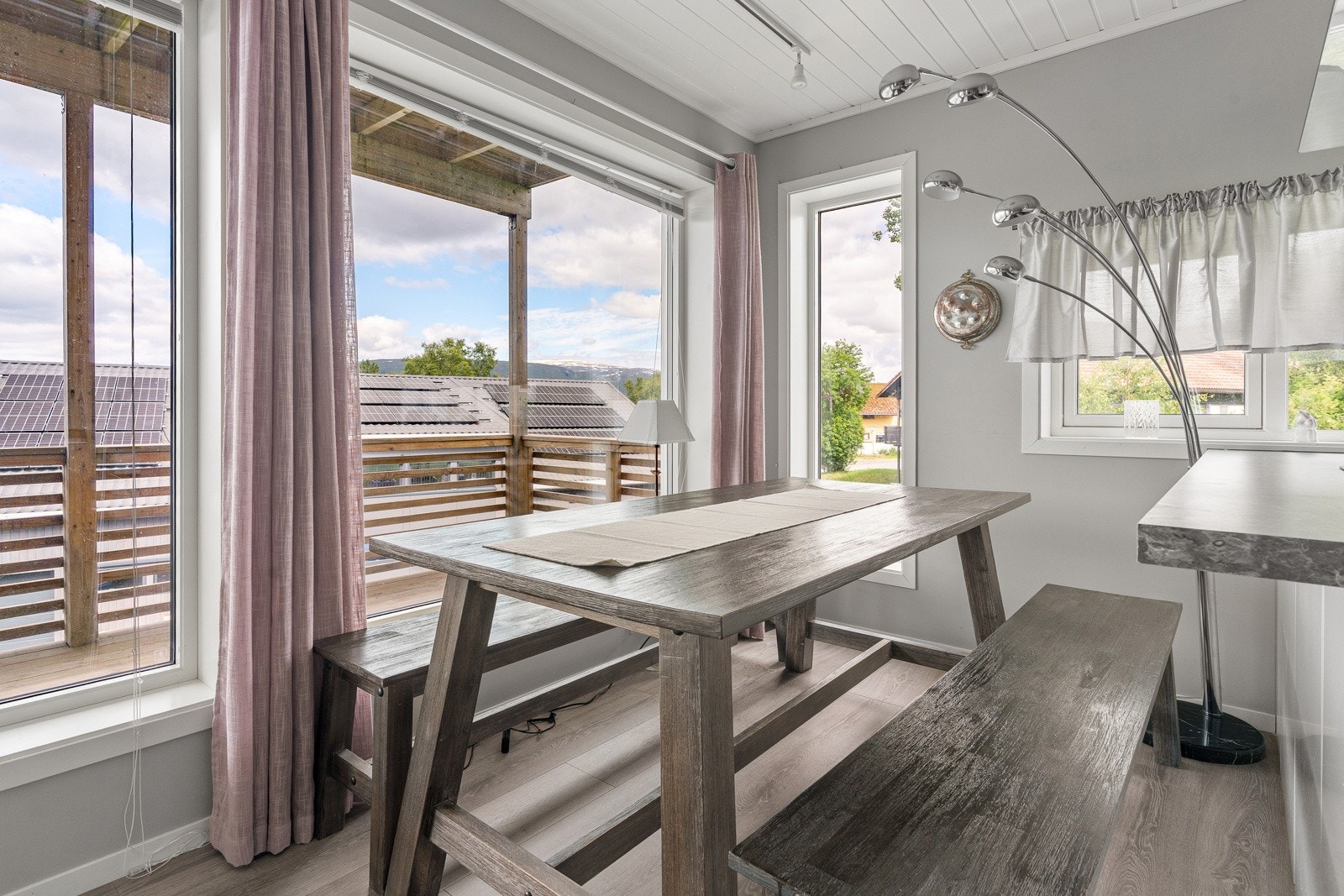 I tråd med øvrige deler av boligen er det store og flotte vindusflater som gir et naturlig lysinnslipp.