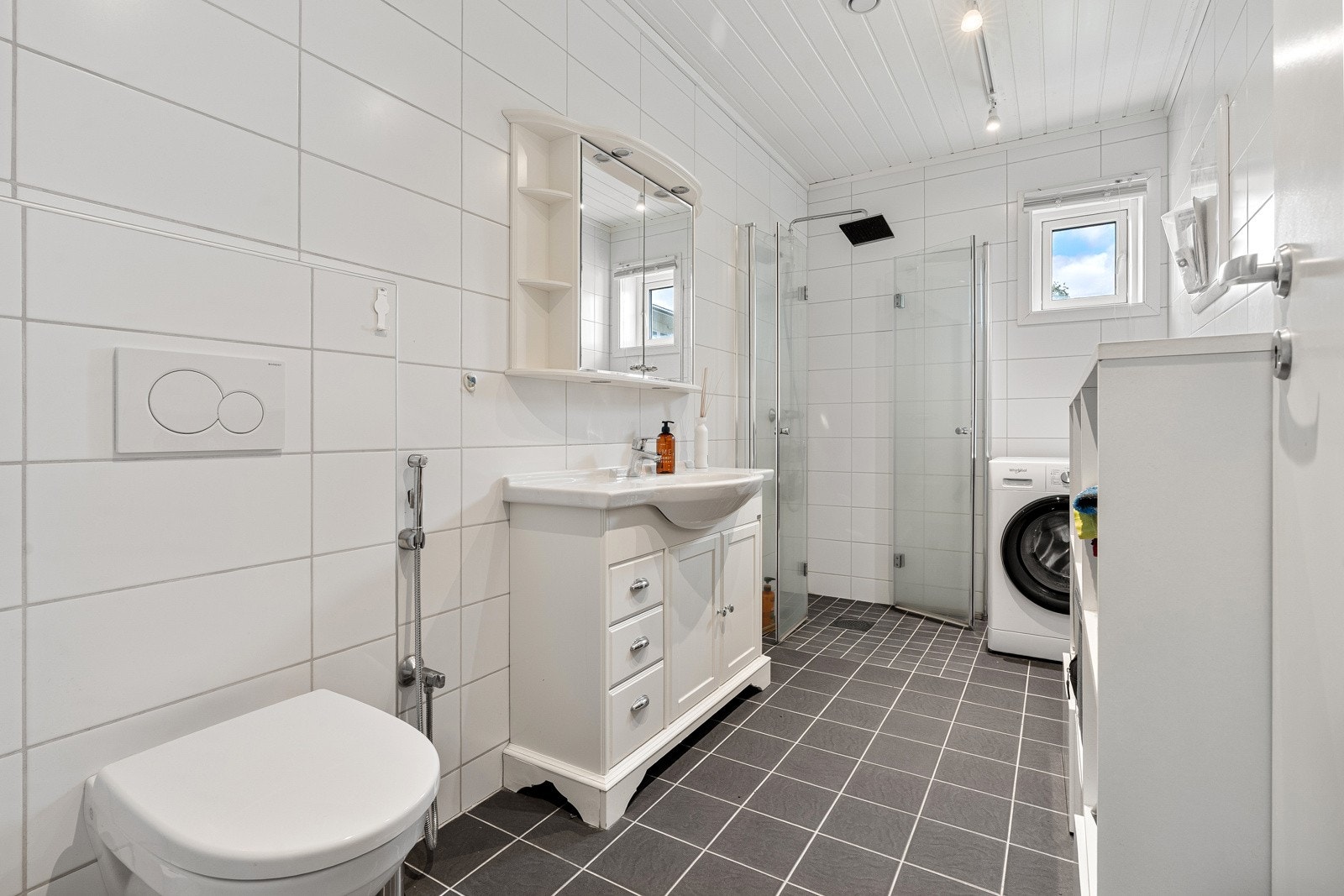 Flislagt bad med opplegg for vaskemaskin/tørketrommel.