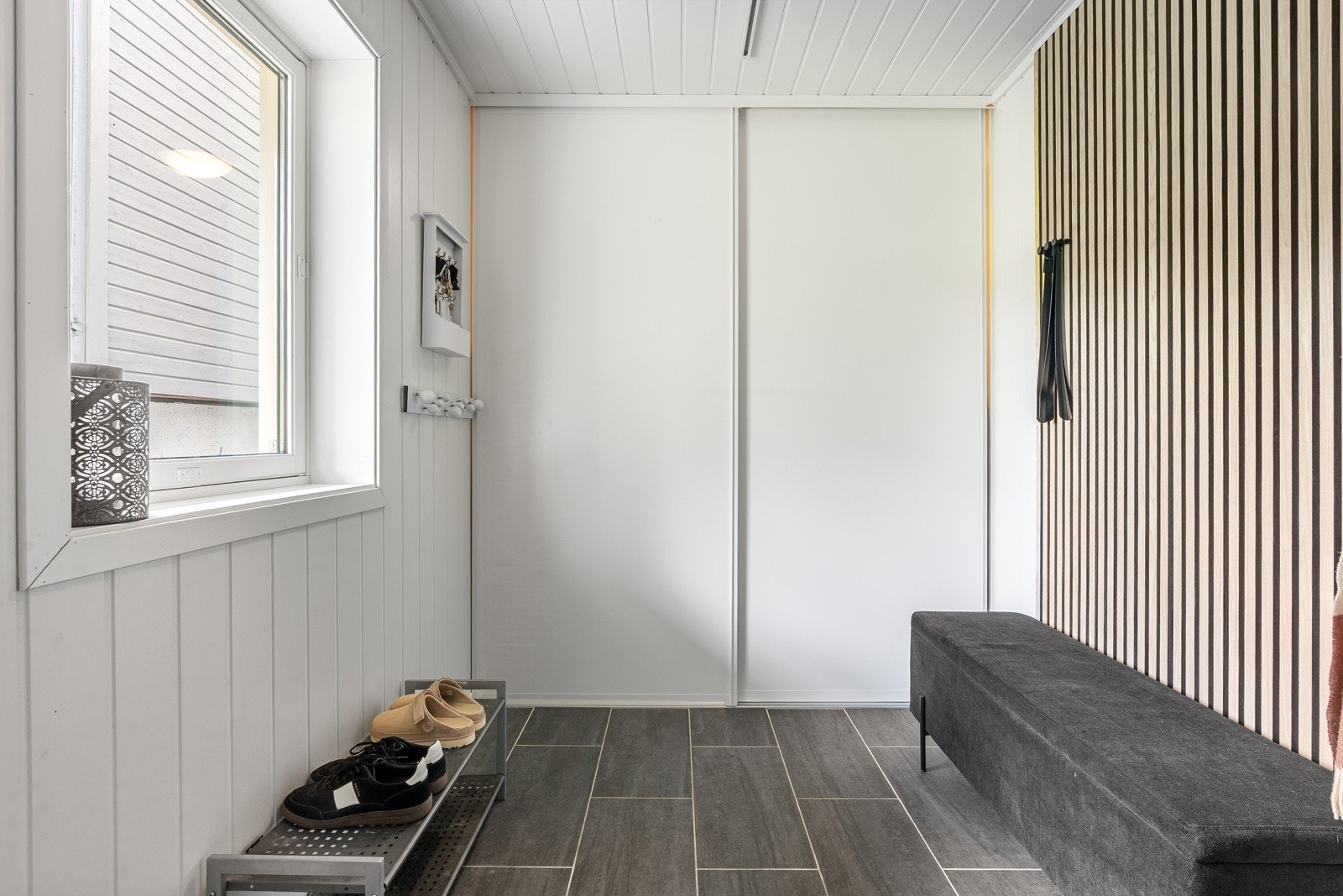 Inngangsparti med skyvedørsgarderobe.