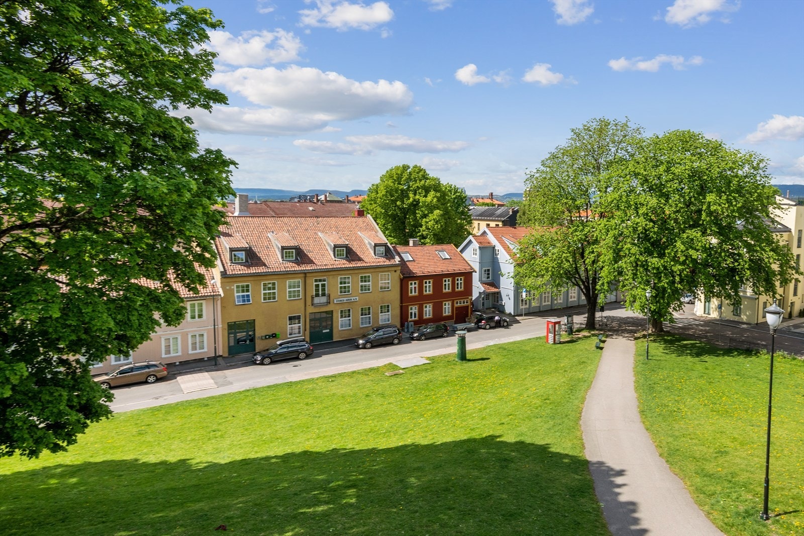 Det er flere parker i nærområdet. Her fra Vålerengaparken. Galleribilde