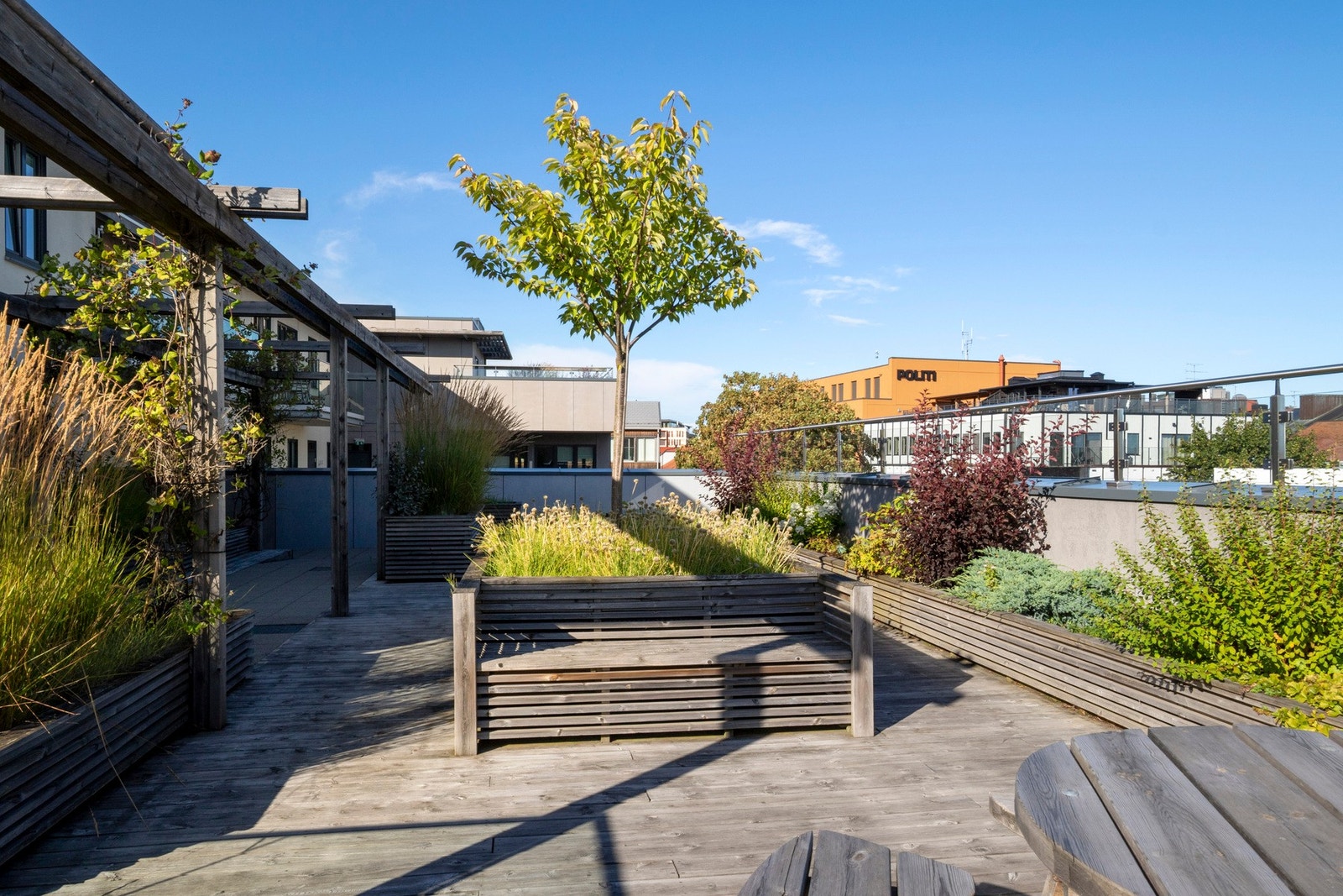 Den hyggelige takterrassen inviterer til sosiale stunder, hvor naboer kan møtes og nyte fellesskapet Galleribilde