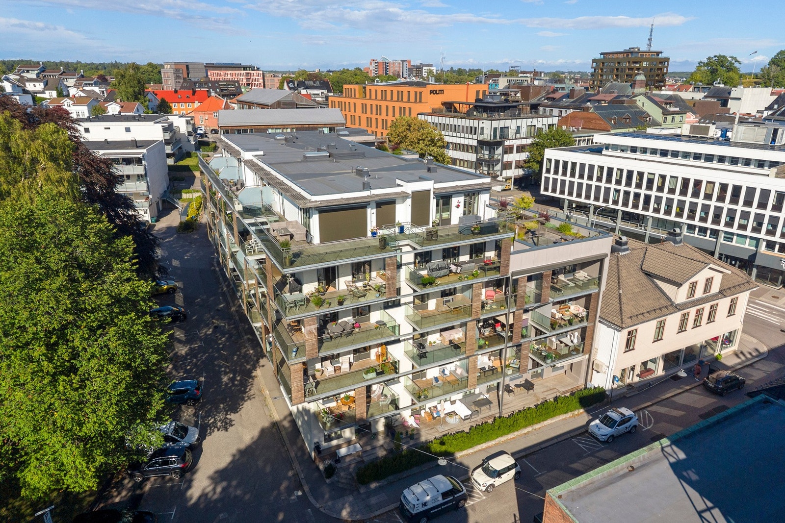 Leiligheten ligger fint og høyt i andre etasje og har en hyggelig uteplass. I tillegg kan beboerne nyte en flott felles takterrasse Galleribilde