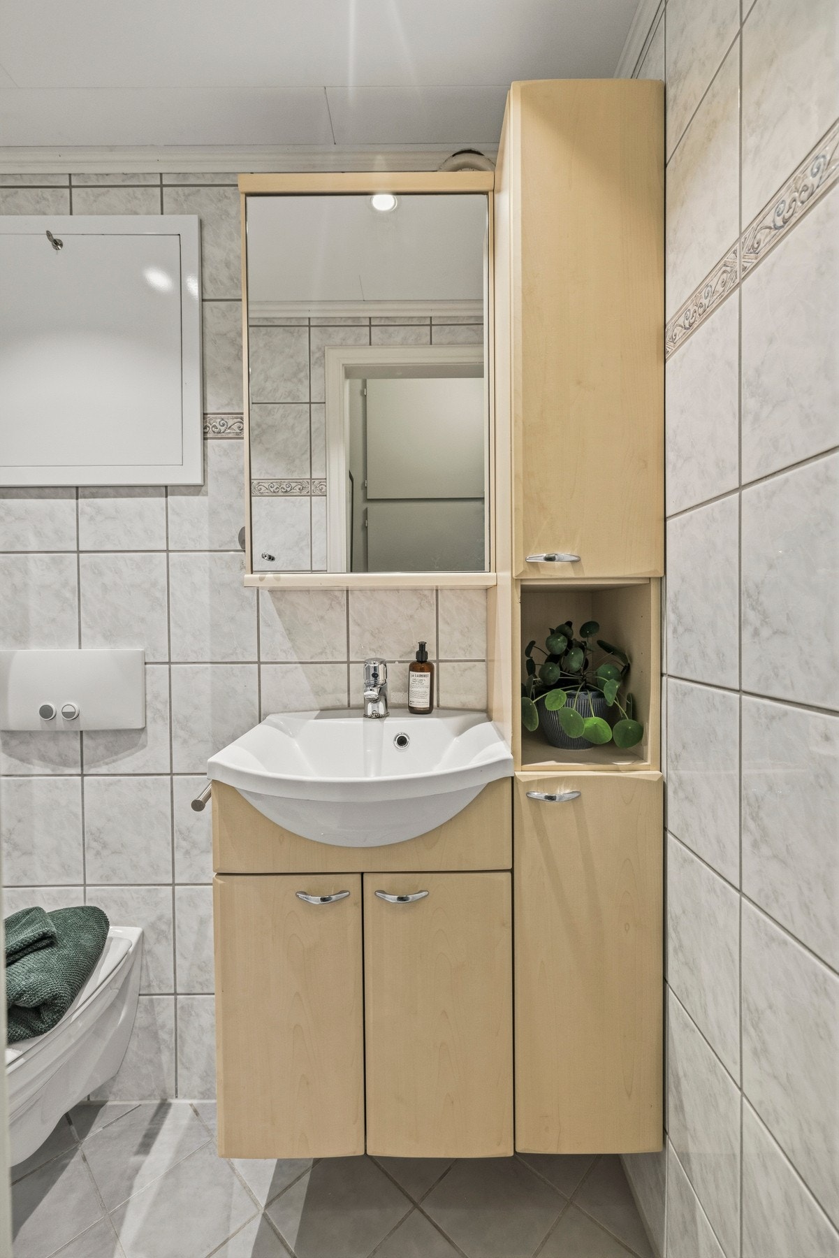 Badet er opplyst å være pusset opp i 2004 og har en funksjonell og arealeffektiv utforming. Galleribilde