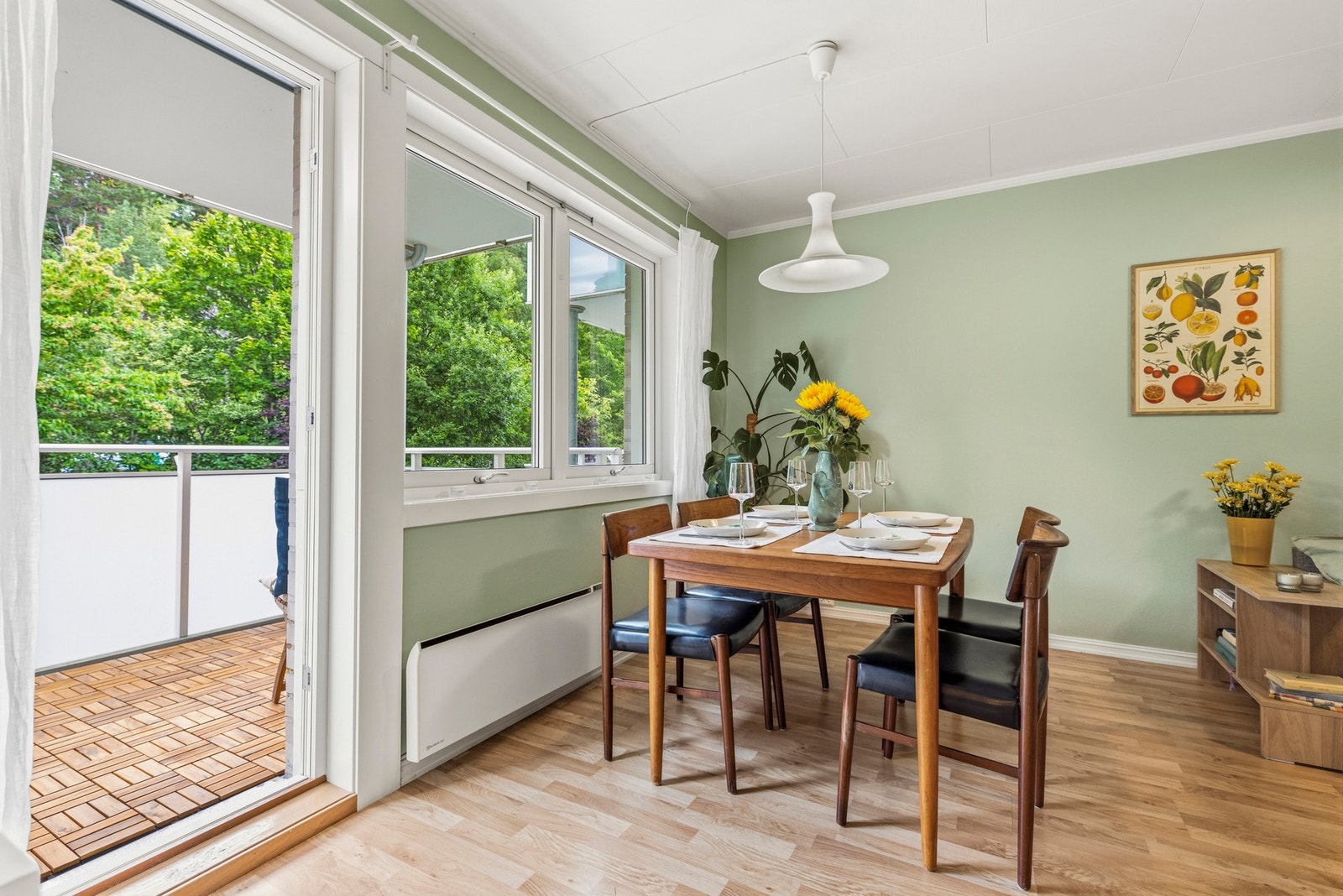 En innbydende spiseplass med utsikt mot grønne omgivelser og enkel adkomst til balkongen. Galleribilde