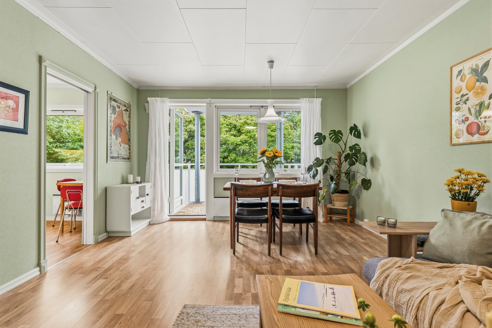 Store vindusflater slipper inn rikelig med dagslys, samtidig som den vestvendte beliggenheten gir gode solforhold utover ettermiddagen og kvelden. Galleribilde