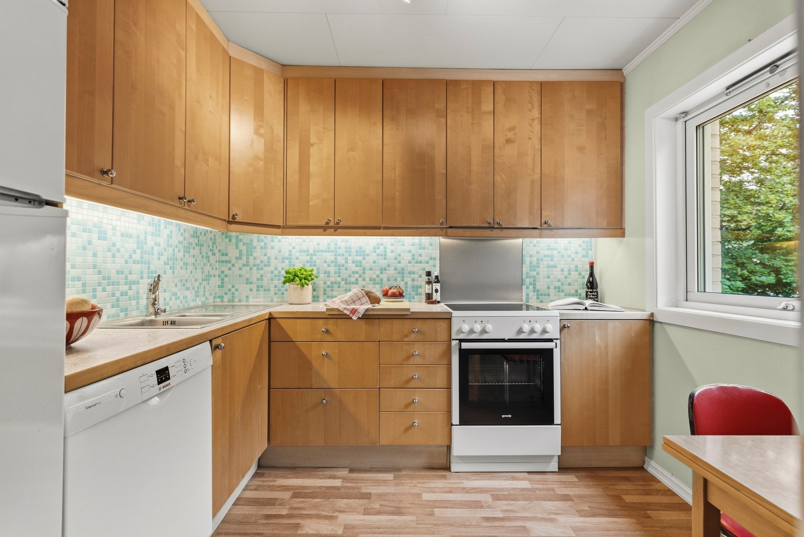 Kjøkkenet er utstyrt med komfyr med platetopp, opplegg for oppvaskmaskin og frittstående kjøl-/fryseskap. Galleribilde