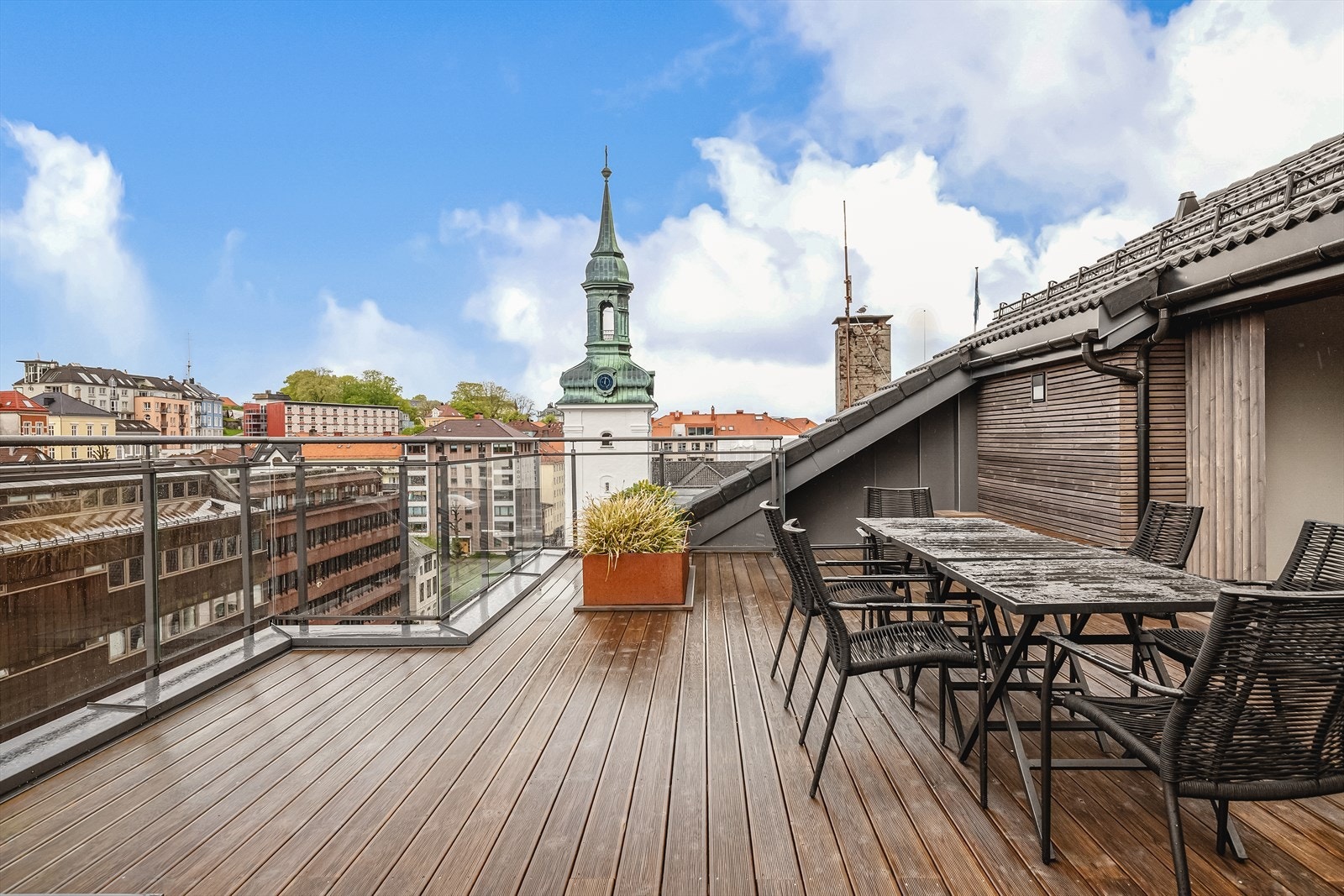 Sameiet har en felles takterrasse som kan brukes av beboerne. Denne har fantastiske sol og utsiktsforhold, perfekt for de varme og solrike sommerdagene i Bergen. Galleribilde