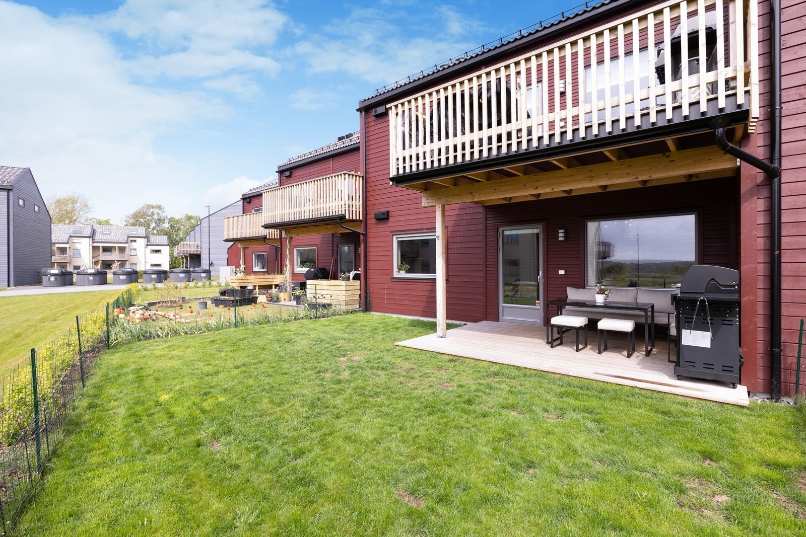 Terrassedør med 3-lags isolerglass kobler stuen og uteområdet sammen. Galleribilde