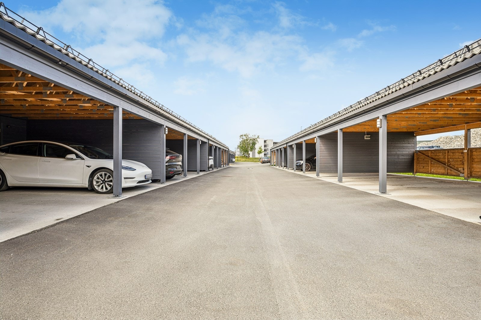 Det medfølger én fast plass i carportanlegg med klargjort infrastruktur for elbillader. Galleribilde