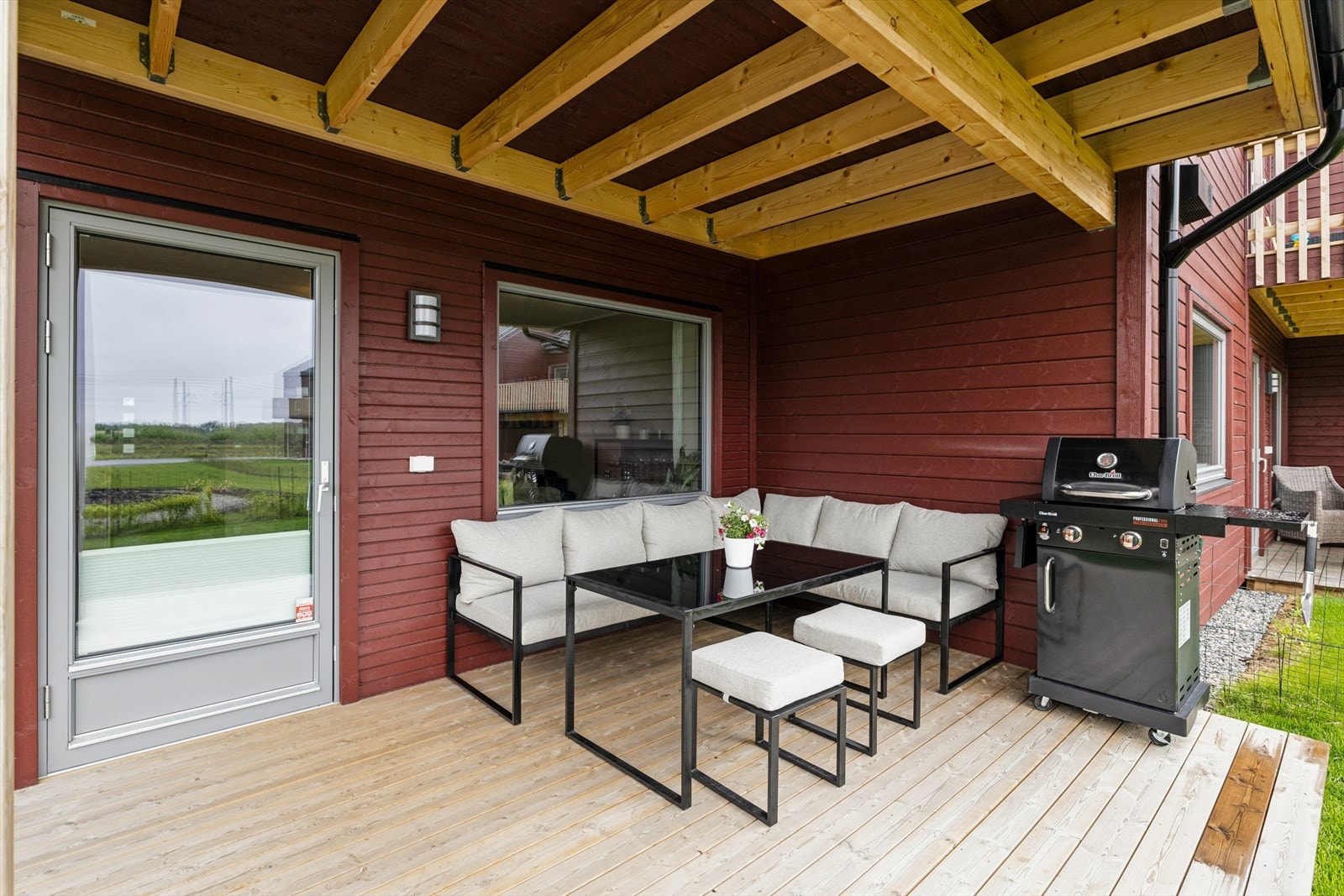 Uteplassen har god plass til sittegruppe og grill og er perfekt for avslappende timer i solen. Galleribilde