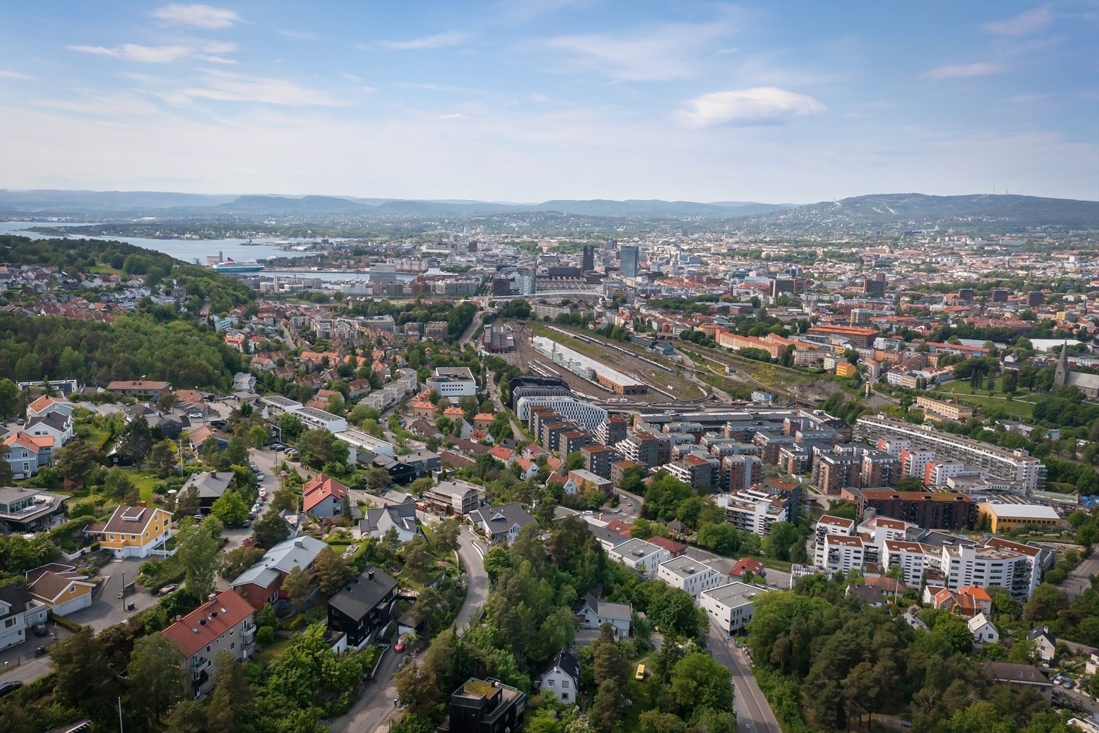 Eiendommen ligger innerst i en blindvei da Svaleveien er delt i to med bom Galleribilde