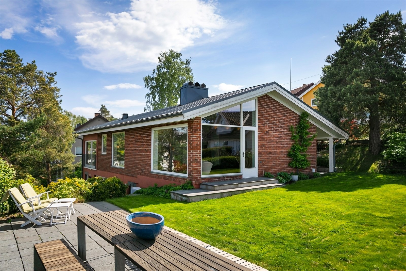 Hagedelen av tomten er flat og har en flott uteplass med utsikt og ypperlige solforhold Galleribilde