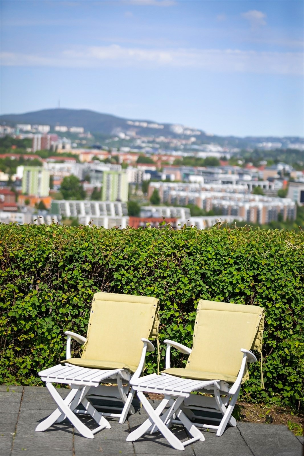 Steinbelagt terrasse med fantastisk utsikt Galleribilde