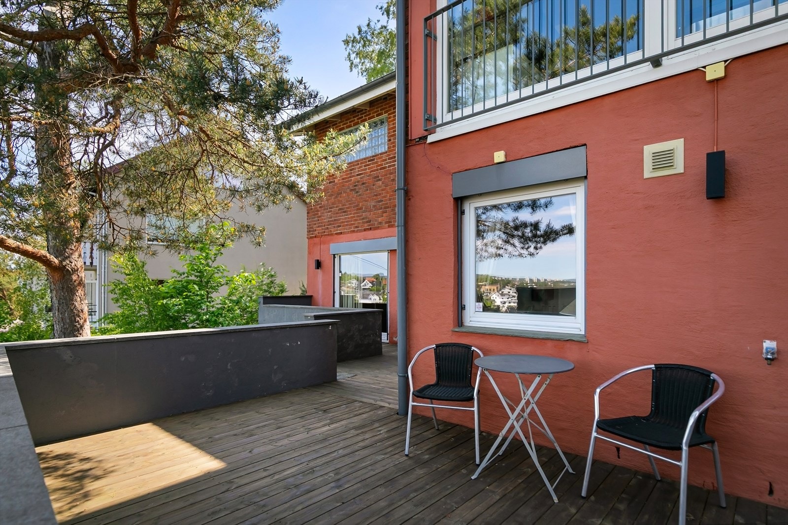 Her kan man gå rett fra hovedsoverommet å nyte morgenkaffen Galleribilde