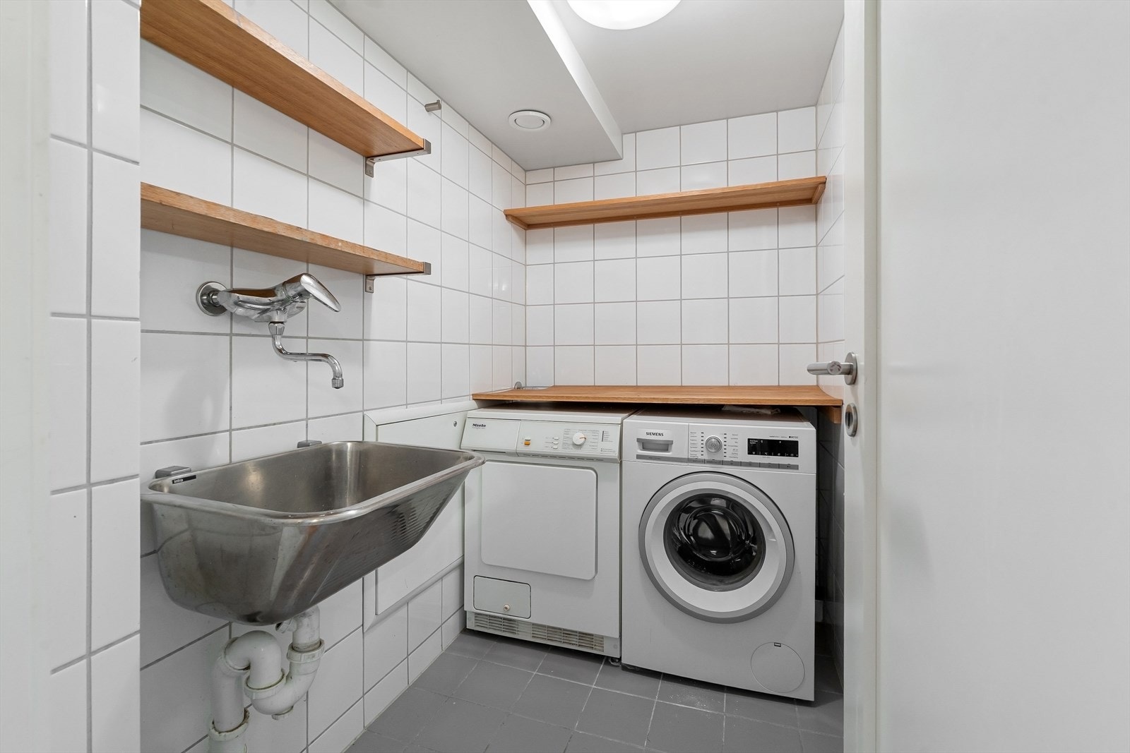 Praktisk vaskerom i underetasje ved hovedbadet Galleribilde