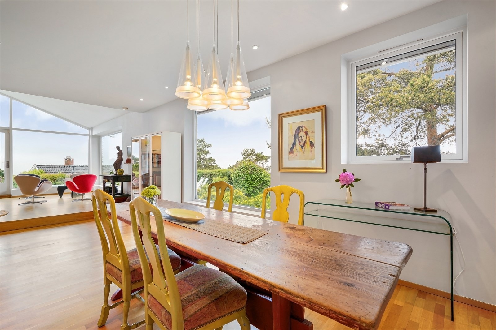 Spisestue med god plass til langbord for sosiale anledninger Galleribilde