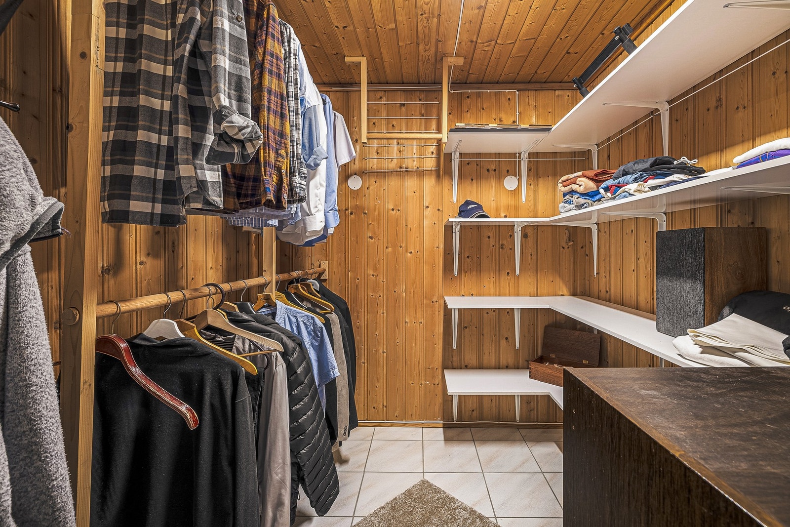 Her er det en praktisk garderobe/omkledningsrom som måler 5 kvm. Galleribilde