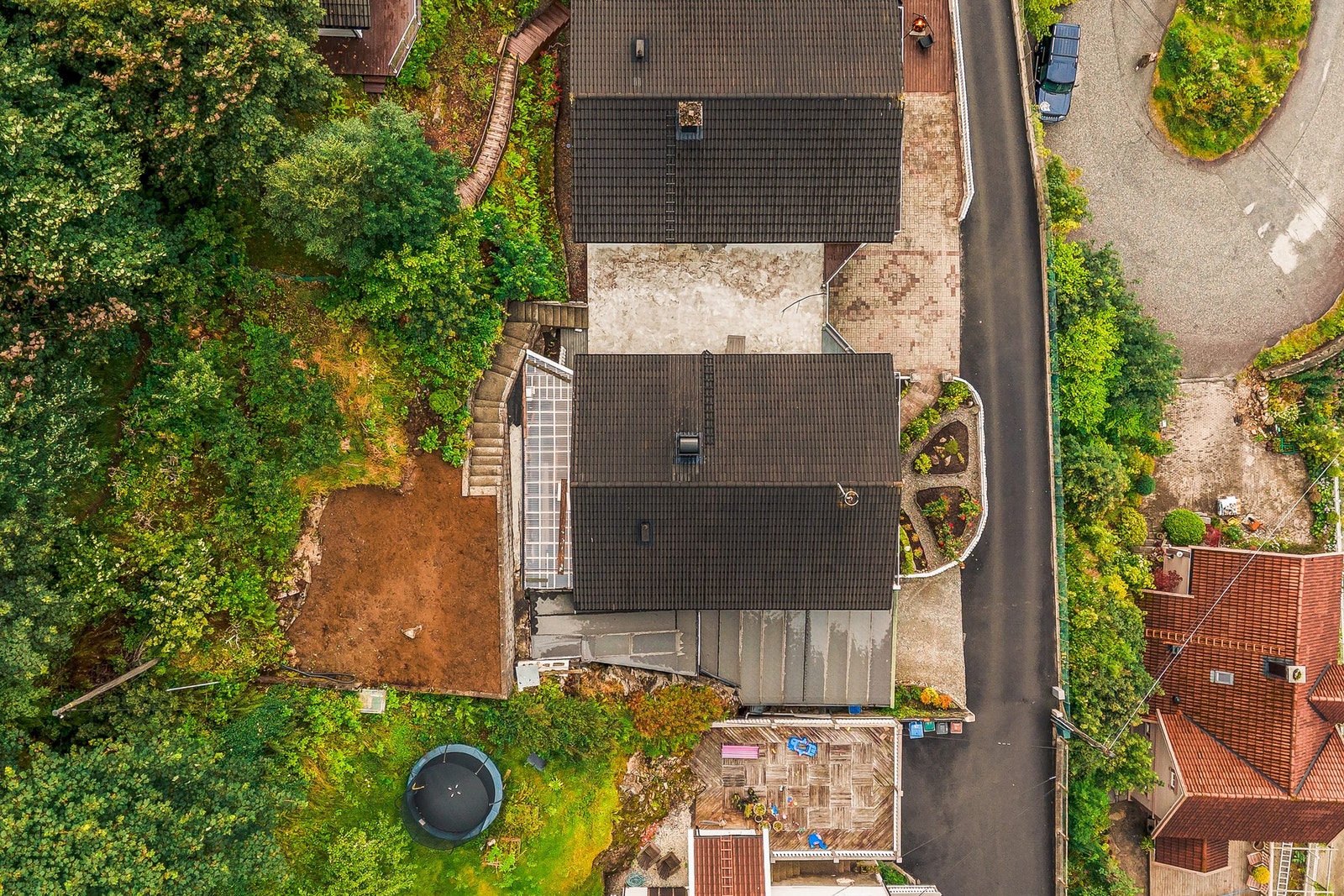 Øvre del av tomten er av god størrelse med et planert areal på omtrent 40 kvm. Arealet har et stort potensiale og gir mulighet for å lage hagestue, terrasse, drivhus etc. Galleribilde