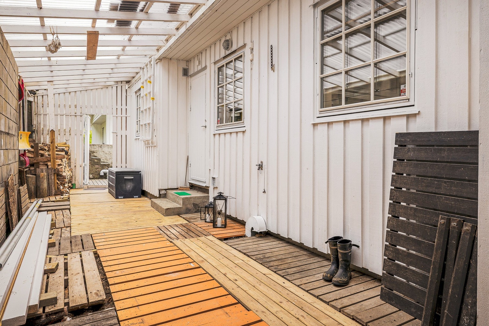Fra vaskerommet kommer du ut til en praktisk terrasse på boligens bakside . Galleribilde
