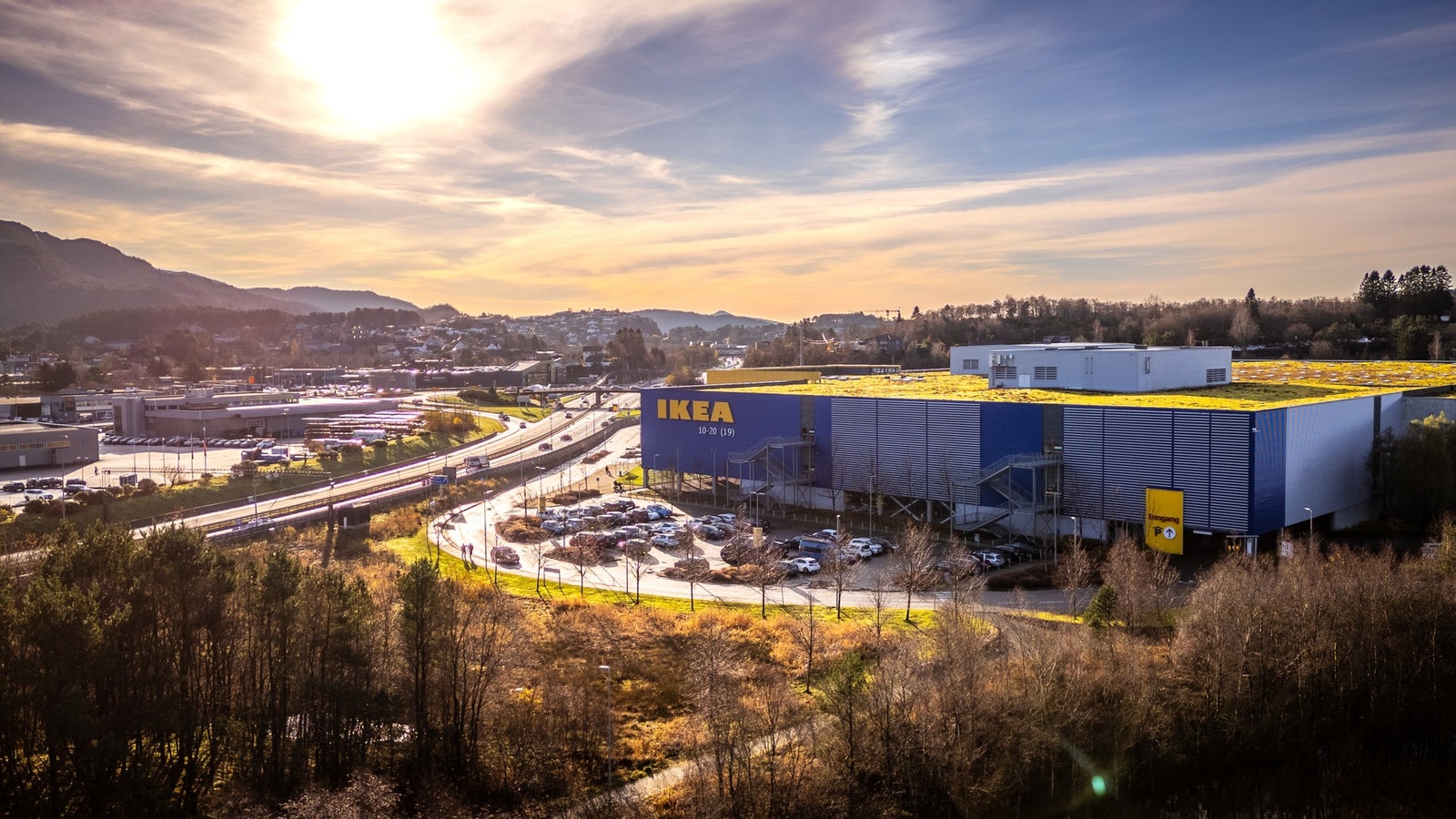 Bergen sentrum ligger omtrent 20 minutters kjøring unna, og fra Åsane terminal er det hyppige bussavganger til Bergen sentrum og øvrige deler av byen. Galleribilde