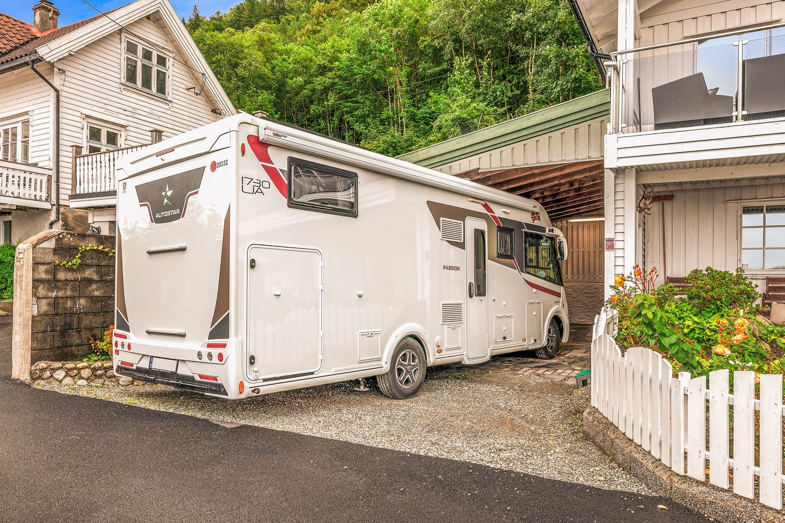Boligen har både carport( ca.31 kvm) og garasje på omtrent 16,8 kvm. Galleribilde