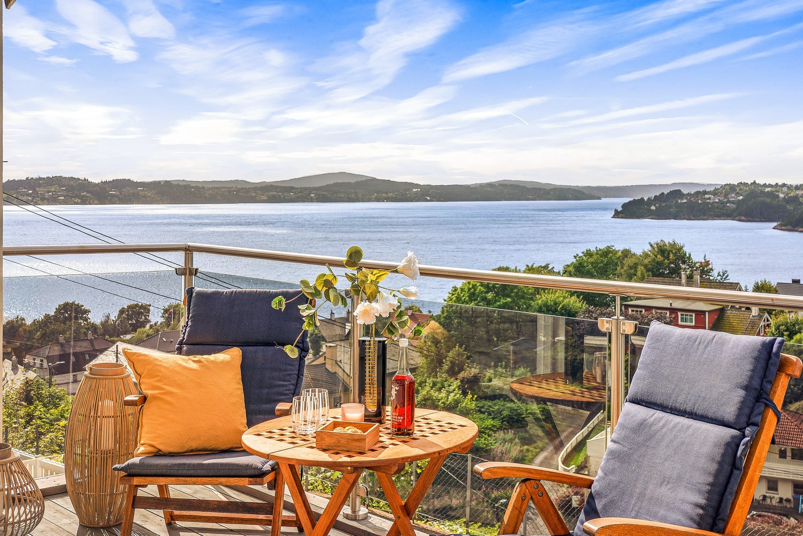 Herfra har du utsikt på nærmere 180 grader, og du ser ut mot Askøy, Holsnøy, Flatøy, Isdalstø, Knarvik, Nordhordlandsbrua og Klauvaneset! Galleribilde