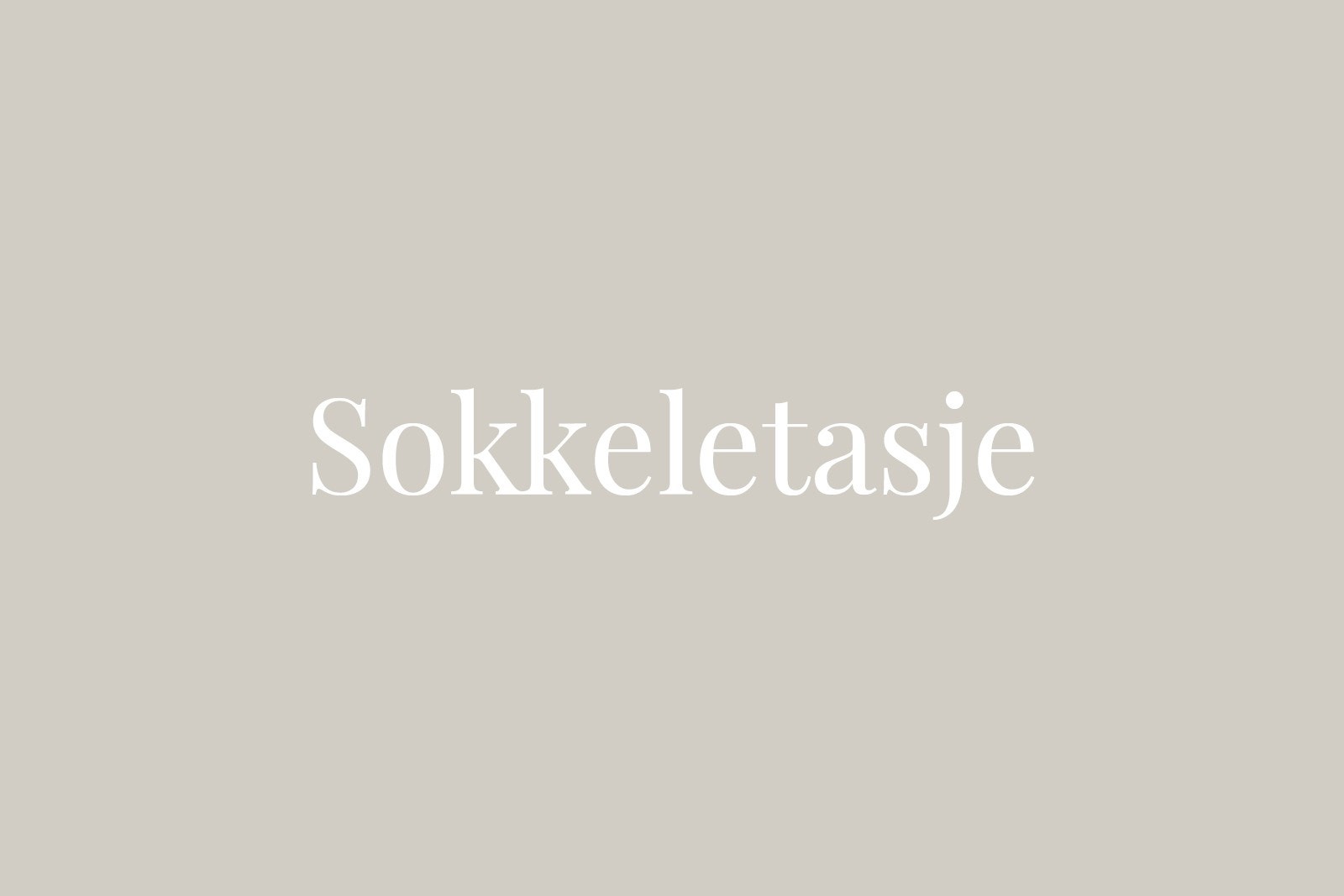 Vi fortsetter ned i sokkeletasjen, som inneholder entre, gang, stue, kjøkken, sovealkove, soverom, to boder, hall, bad, wc og vaskerom. Galleribilde