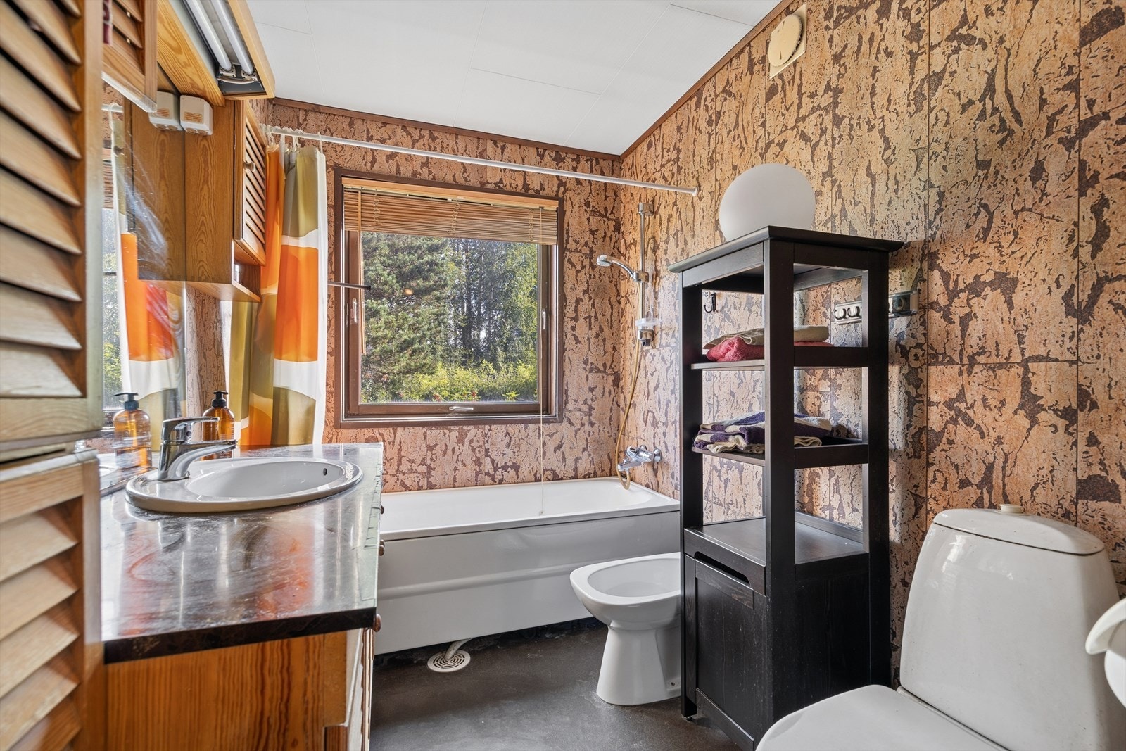 Badet ligger praktisk plassert ved soverommene i etasjen. Oppgraderinger bør påregnes. Galleribilde