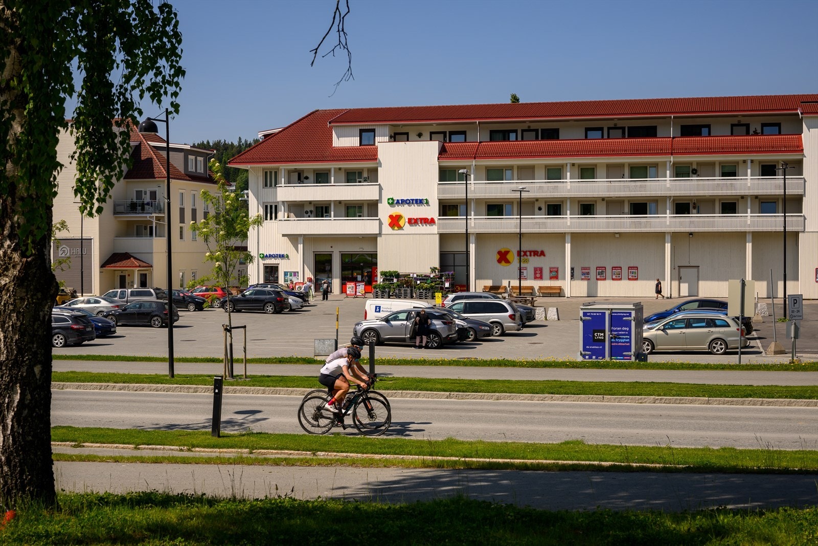 I Klæbu sentrum finner man bl.a. dagligvarebutikker, Nidaros Sparebank, frisør, apotek, bensinstasjon, restaurant, gatekjøkken, treningssenter og legekontor Galleribilde