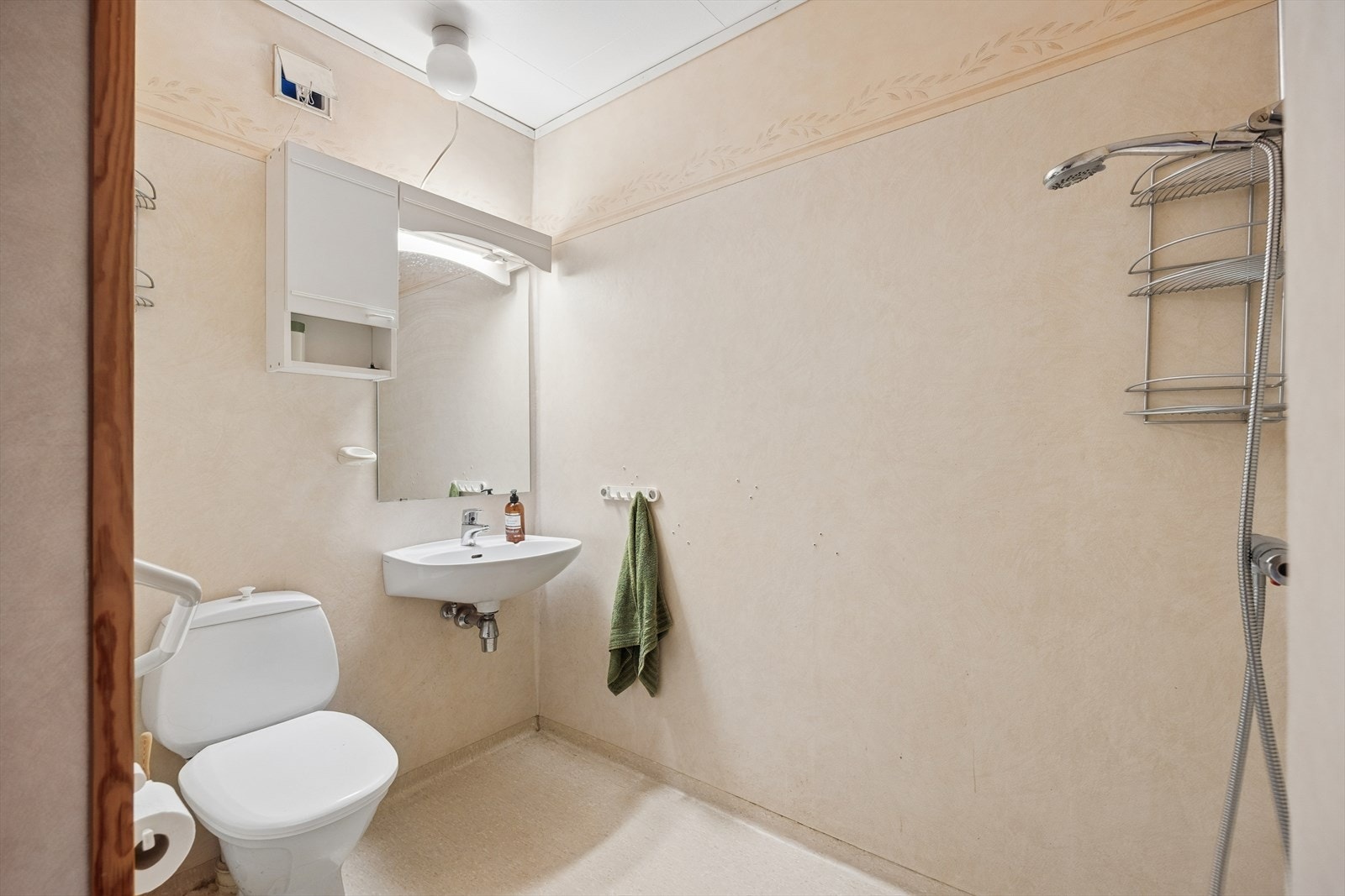 Badet i hybeldelen er utstyrt med klosett, dusjløsning, servant og vegghengt skap. Galleribilde