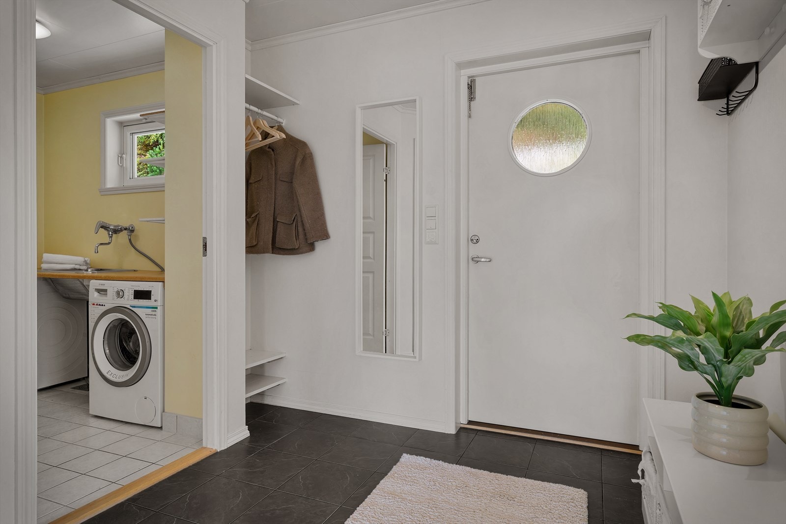 - Flislagt entré på 5,51 m² med god plass til oppheng av yttertøy. Merk opphengsløsning i nisje - Galleribilde