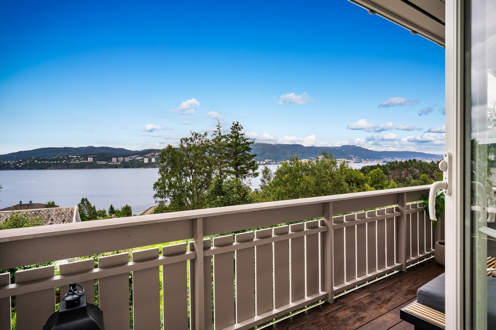 - Leiligheten har en herlig balkong på 7,9 m² med vakker utsikt mot byfjorden og innseilingen til Bergen - Galleribilde