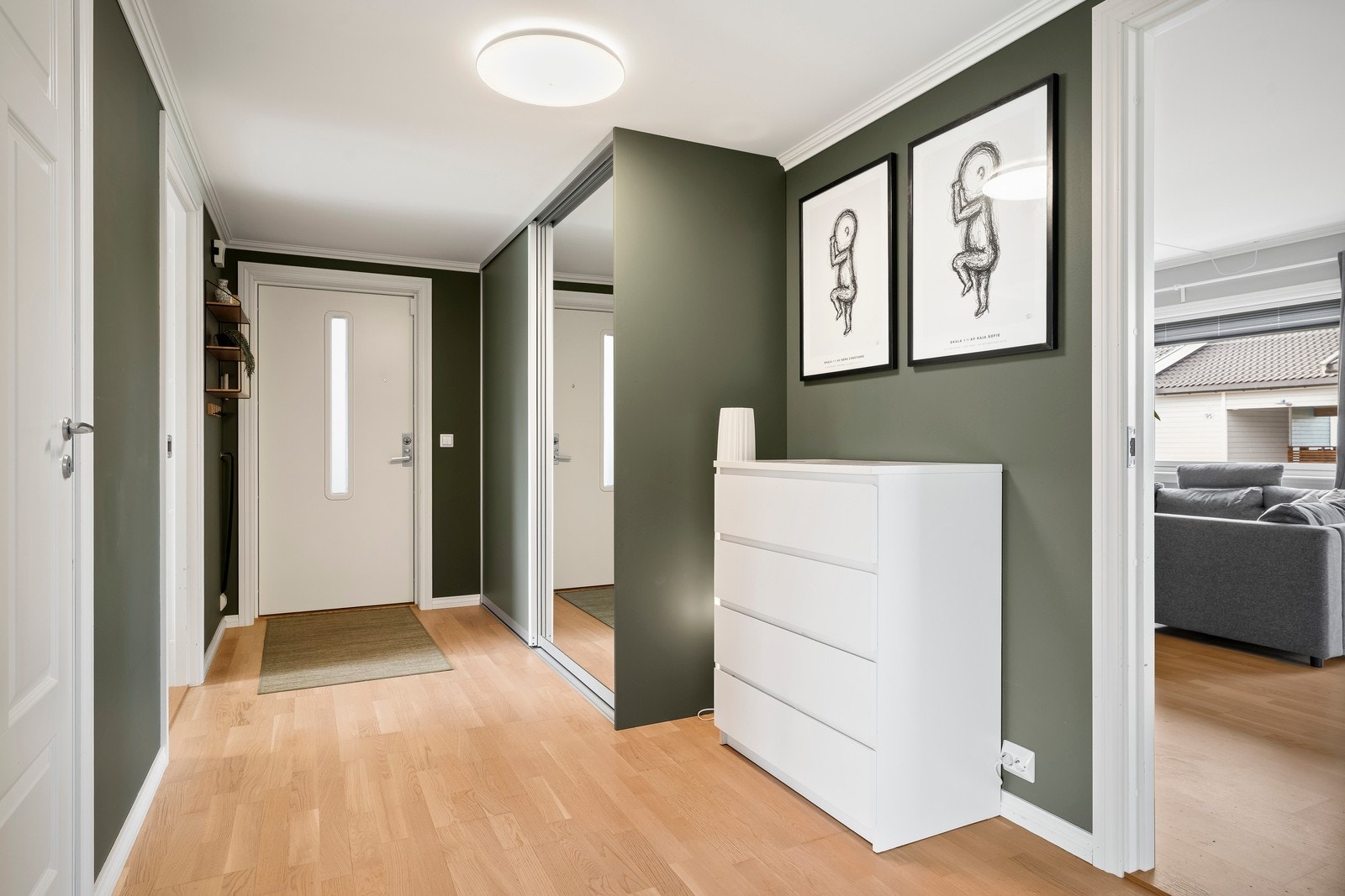 Velkommen inn til en hyggelig entré med skyvedørsgarderobe som sørger for godt med oppbevaring av yttertøy og sko. Galleribilde