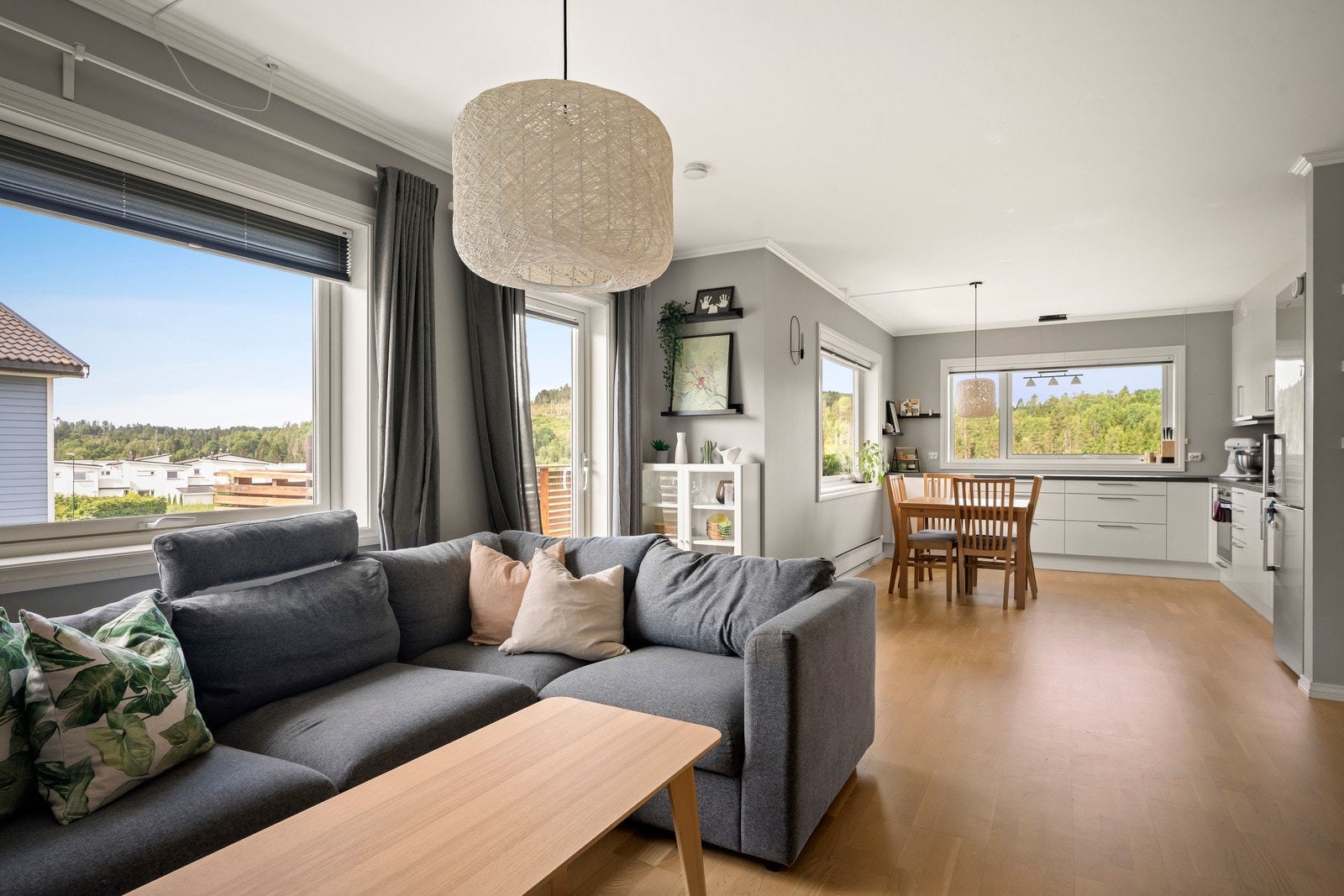 Stuen og kjøkkenet ligger i en åpen løsning. Galleribilde