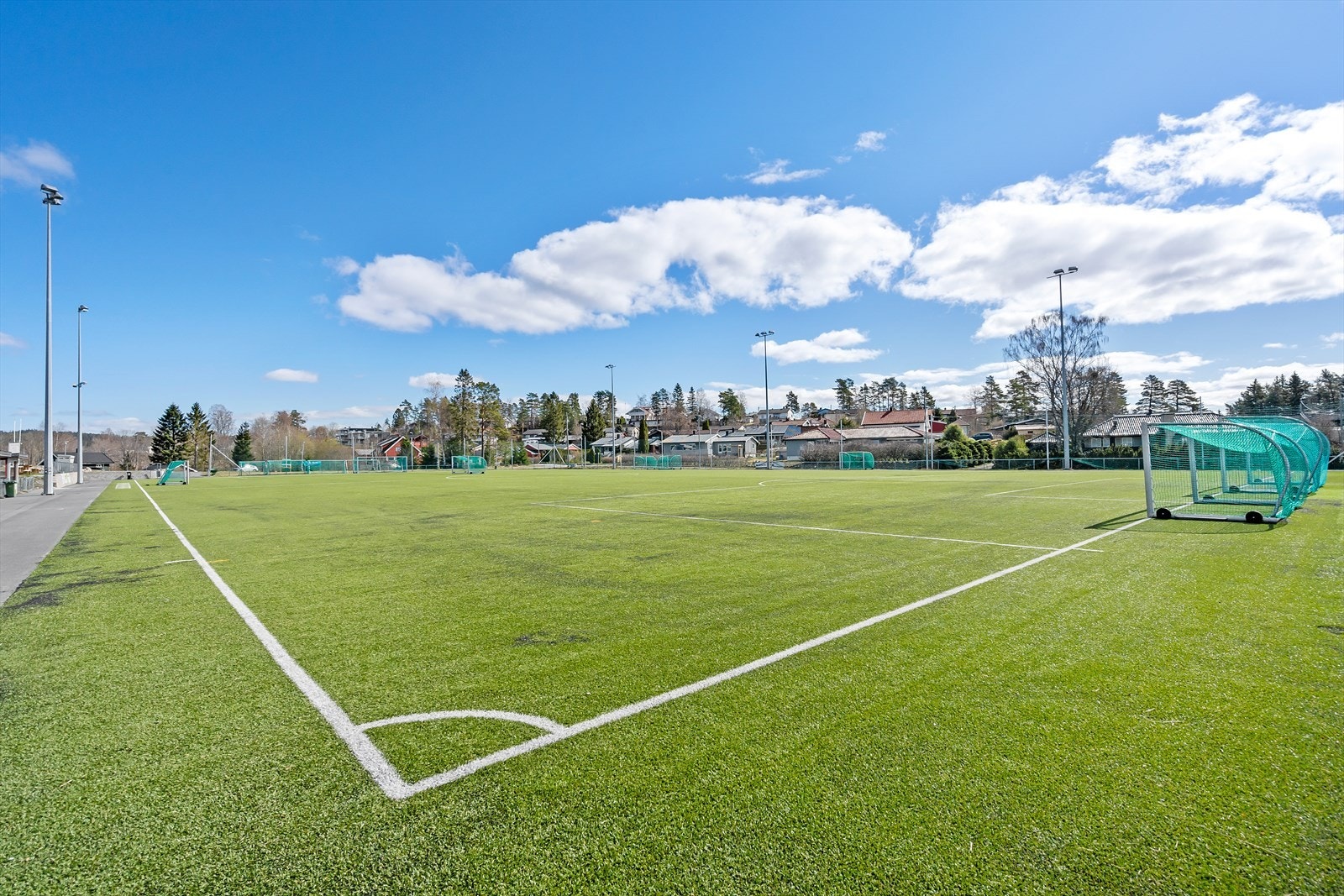 Tomter fotballbane ligger 100 meter fra boligen. Galleribilde