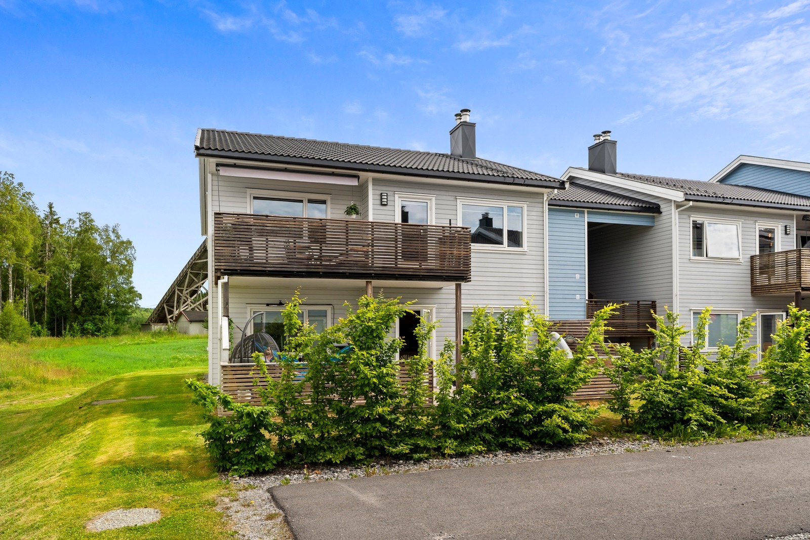 Boligen ligger i et veletablert og familievennlig boligområde, med en innvendig god planløsning med sine to soverom, bad, innvendig bod, stue og kjøkken. Galleribilde