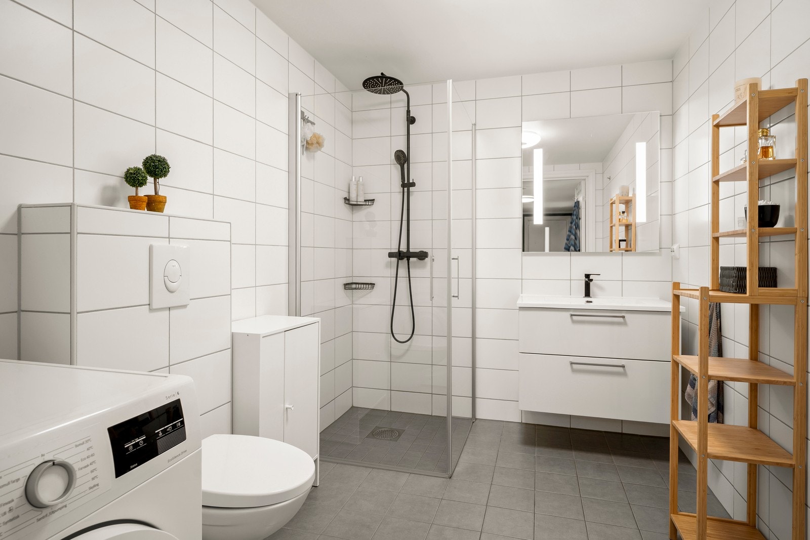 Badet er innredet med flis på gulv og vegger, med elektriske varmekabler på gulv.
Baderomsinnredningen består av nedfelt servant, veggmontert toalett og dusjvegger/hjørne. Galleribilde