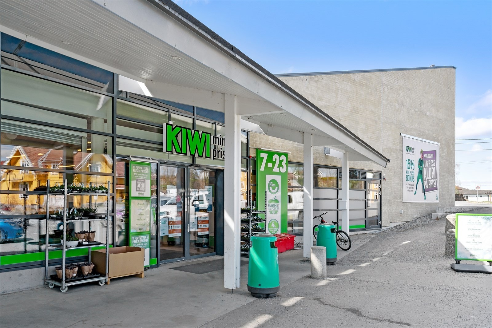 Sentrum har gjennom de senere årene fått et hyggelig og levende lokalmiljø. Her finner du blant annet dagligvarebutikk, kafé- og serveringstilbud, blomsterbutikk, brukthandel og andre servicetilbud som dekker de daglige behovene. Galleribilde