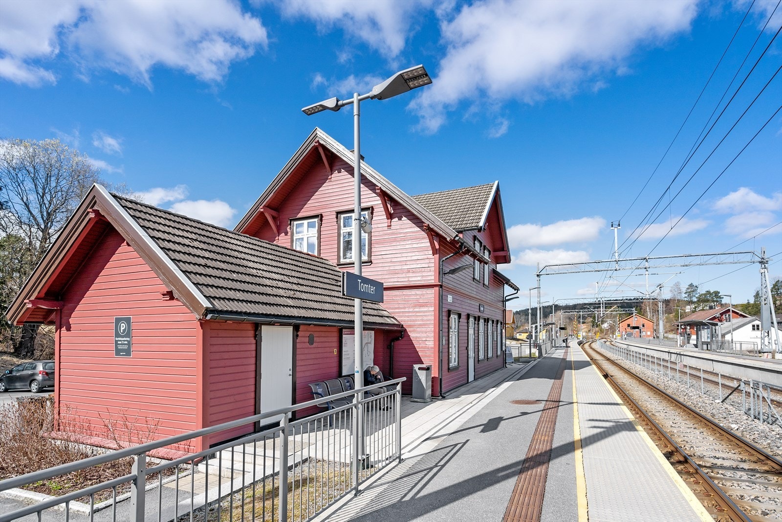 Togstasjonen ligger på Østfoldbanens østre linje og har gode togforbindelser mot Oslo, Mysen og Rakkestad. Stasjonen er et viktig tilbud for pendlere og bidrar til at Tomter er et attraktivt bosted for dem som arbeider i Oslo-området. Galleribilde