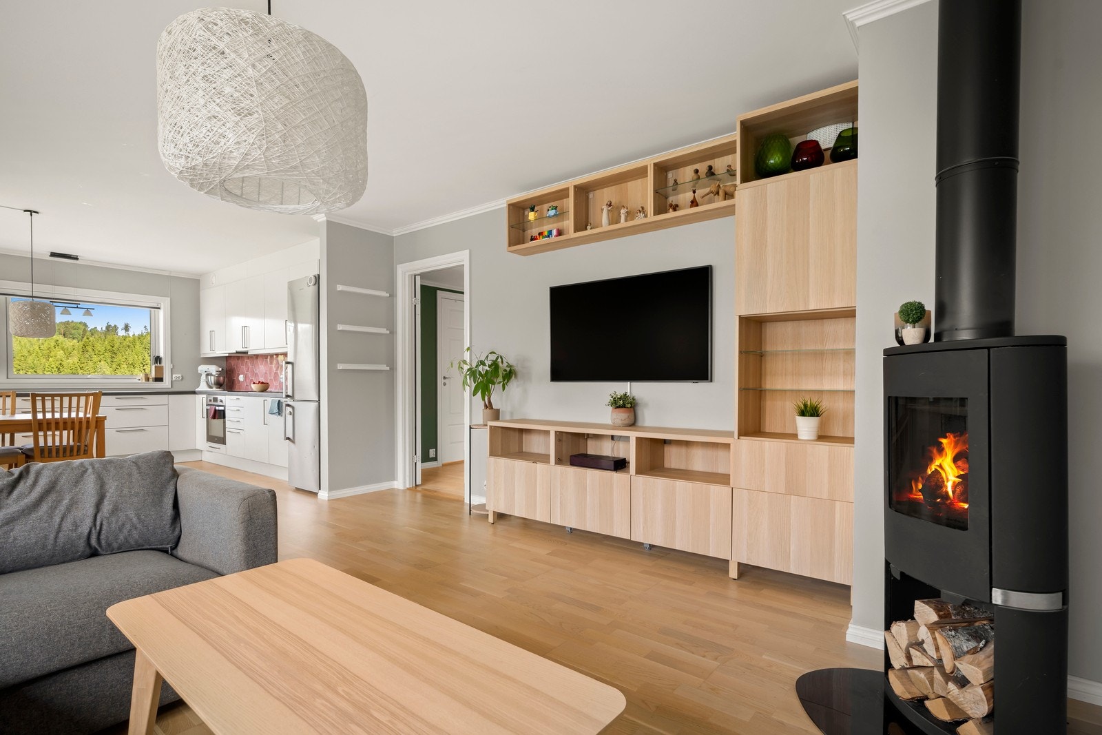 Her er det plass til en stor sofagruppe, tv-møblement og spisegruppe. Galleribilde