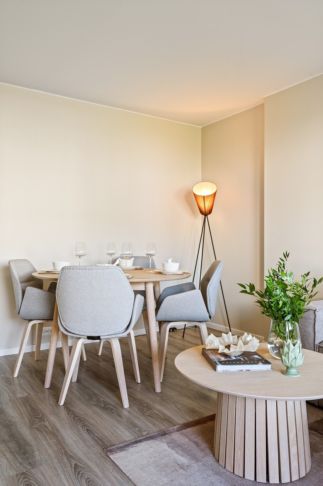 Stuen har en naturlig sone for spisebord. Galleribilde