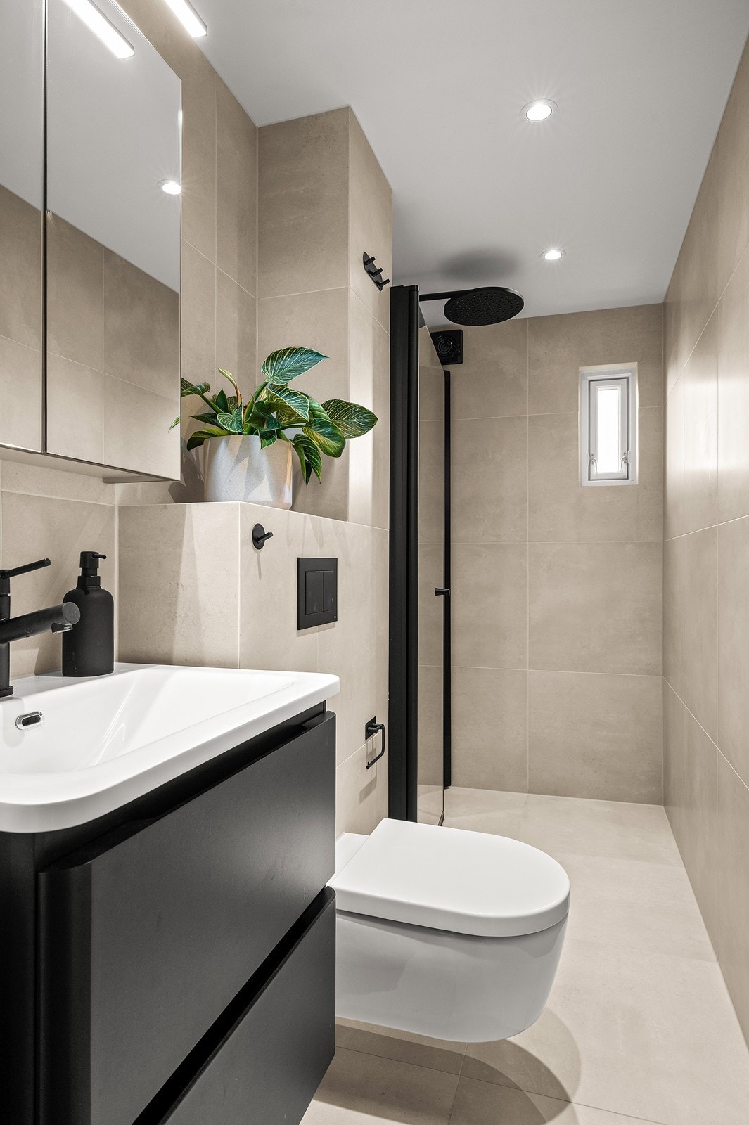 Badet ble oppgradert i 2022 med fliser, elektrisk gulvvarme og vegghengt toalett. Galleribilde