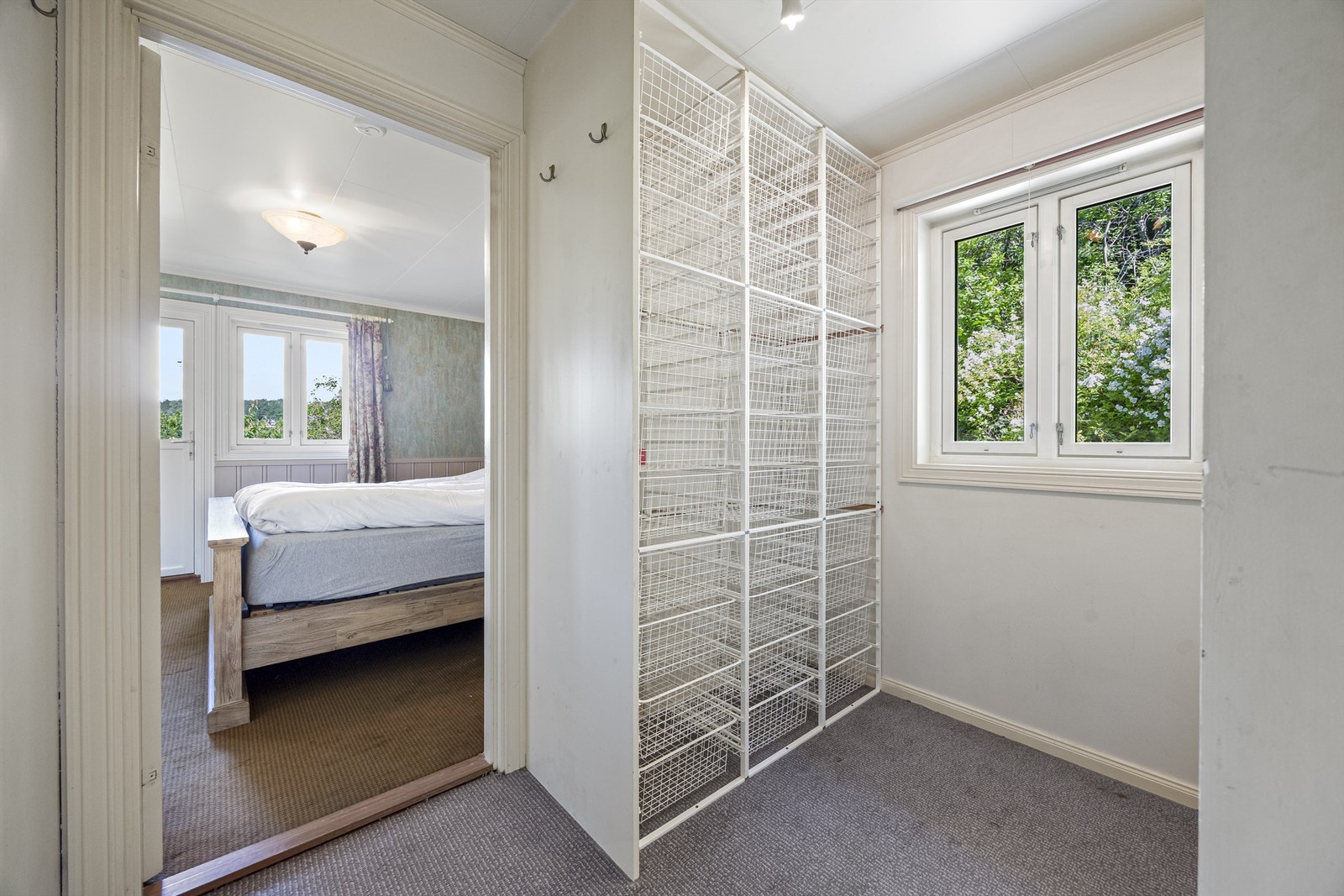 I tilknytning til soverommet er det en praktisk garderobe. Galleribilde
